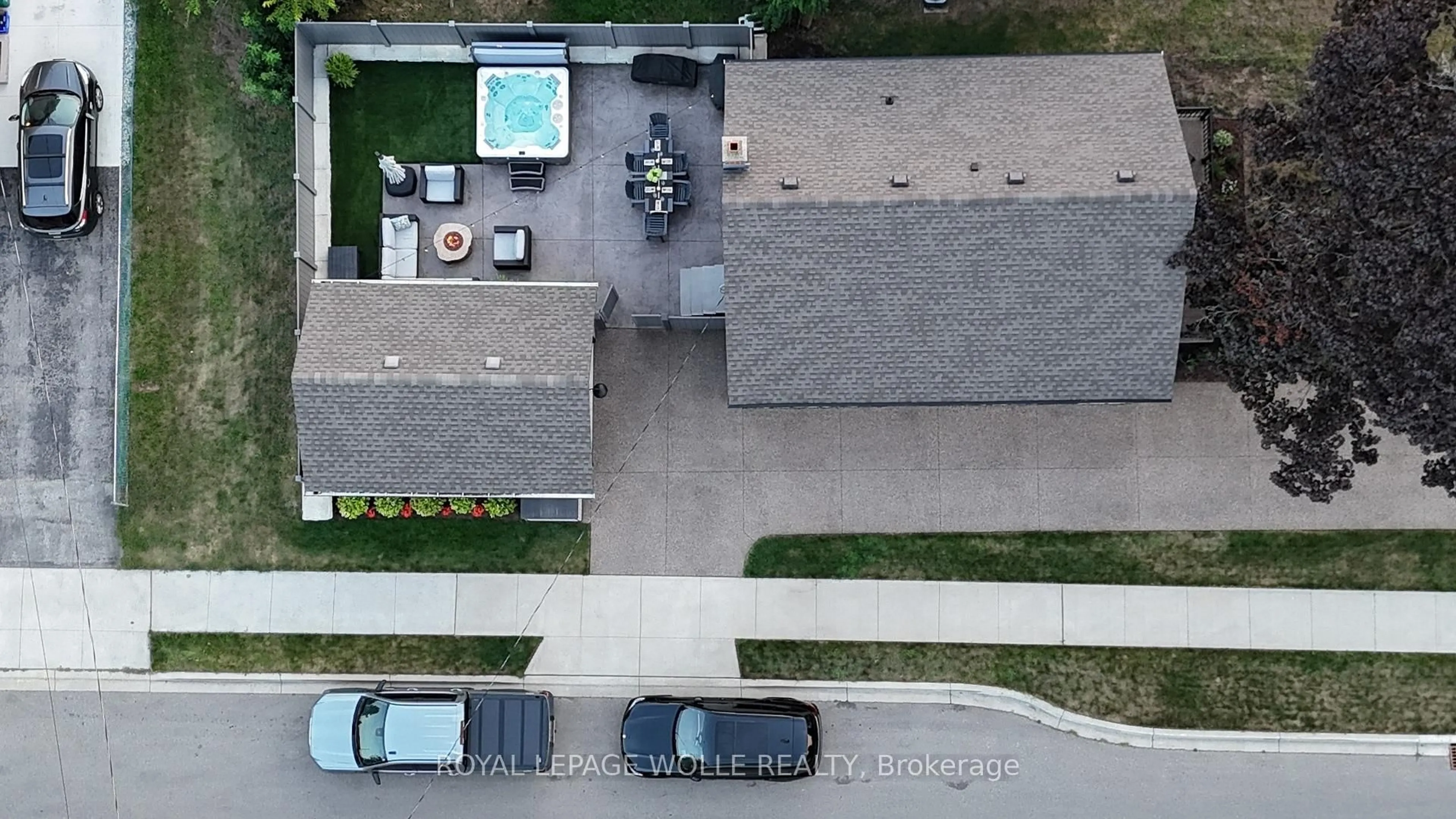 A pic from outside/outdoor area/front of a property/back of a property/a pic from drone, street for 355 Blucher Blvd, Kitchener Ontario N2H 5W1