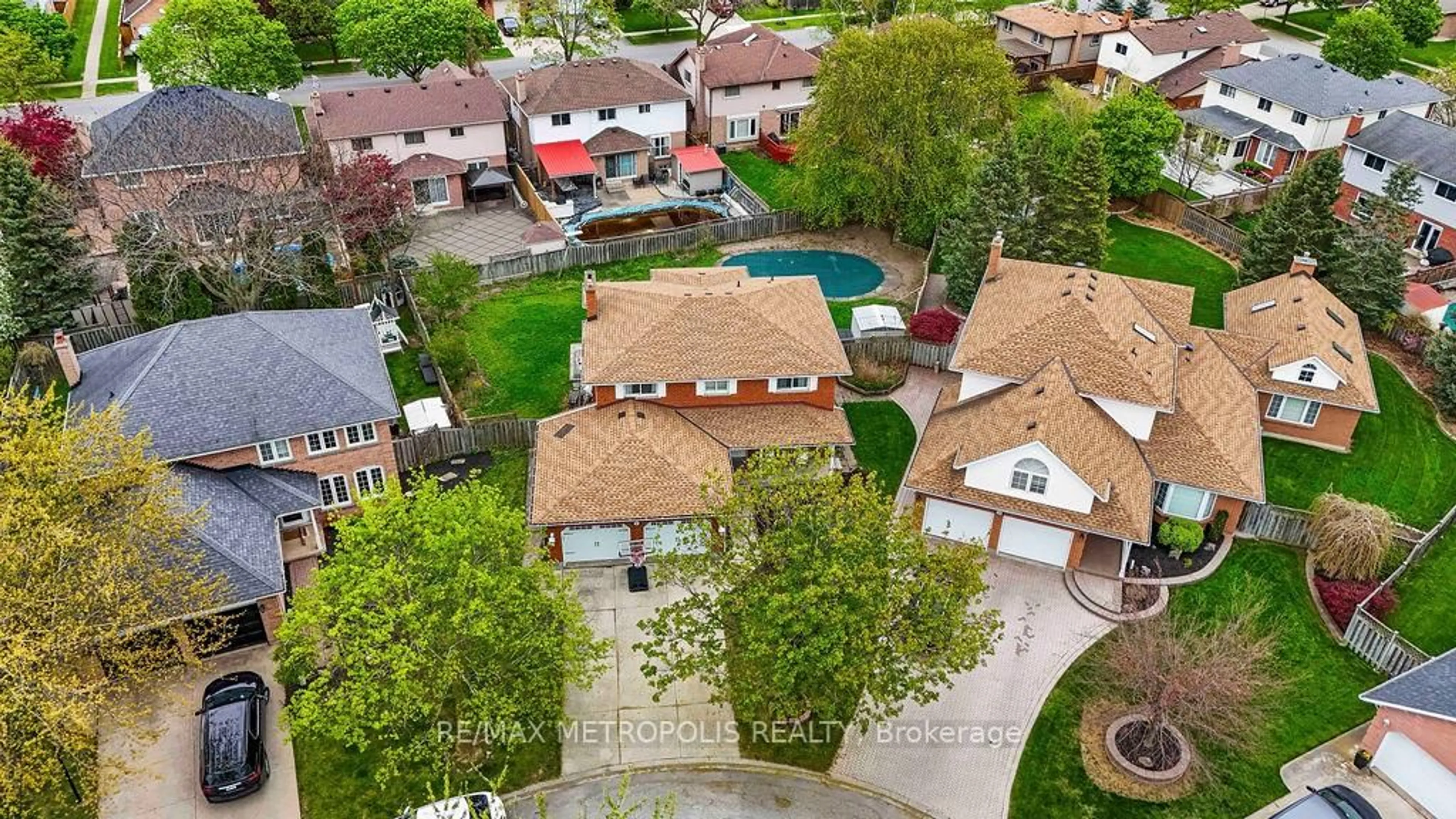 A pic from outside/outdoor area/front of a property/back of a property/a pic from drone, street for 21 Walters Crt, St. Catharines Ontario L2S 3J9