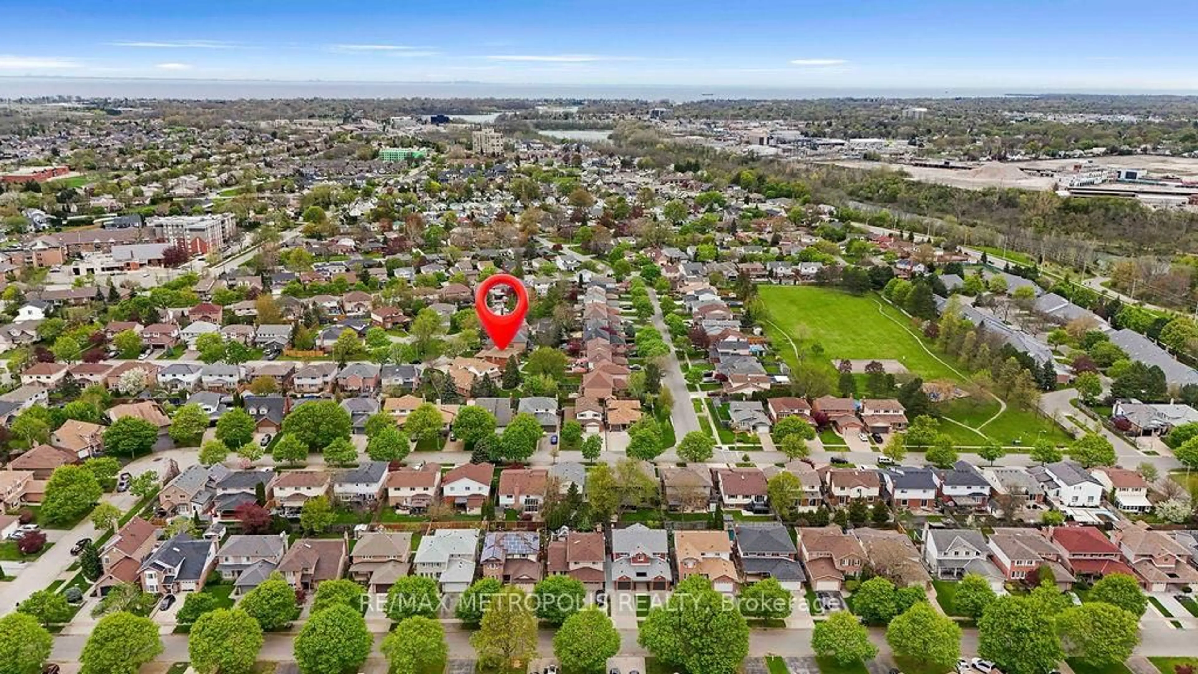 A pic from outside/outdoor area/front of a property/back of a property/a pic from drone, street for 21 Walters Crt, St. Catharines Ontario L2S 3J9