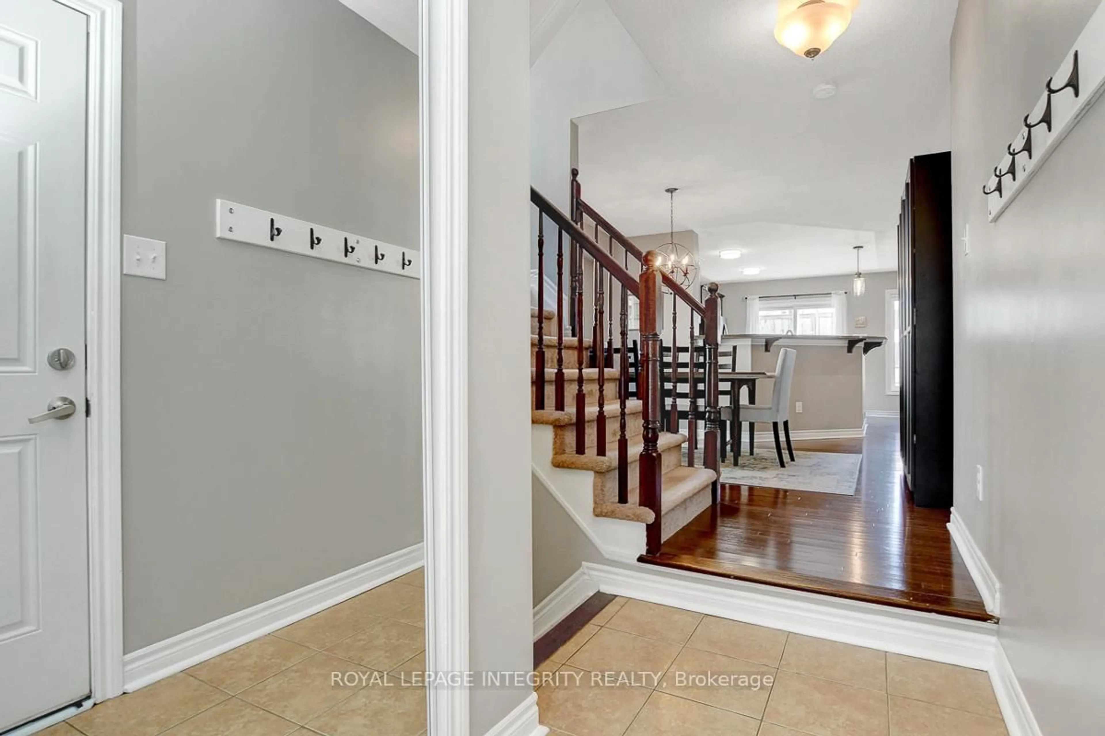 Indoor entryway for 1033 Pampero Cres, Ottawa Ontario K2S 0N5