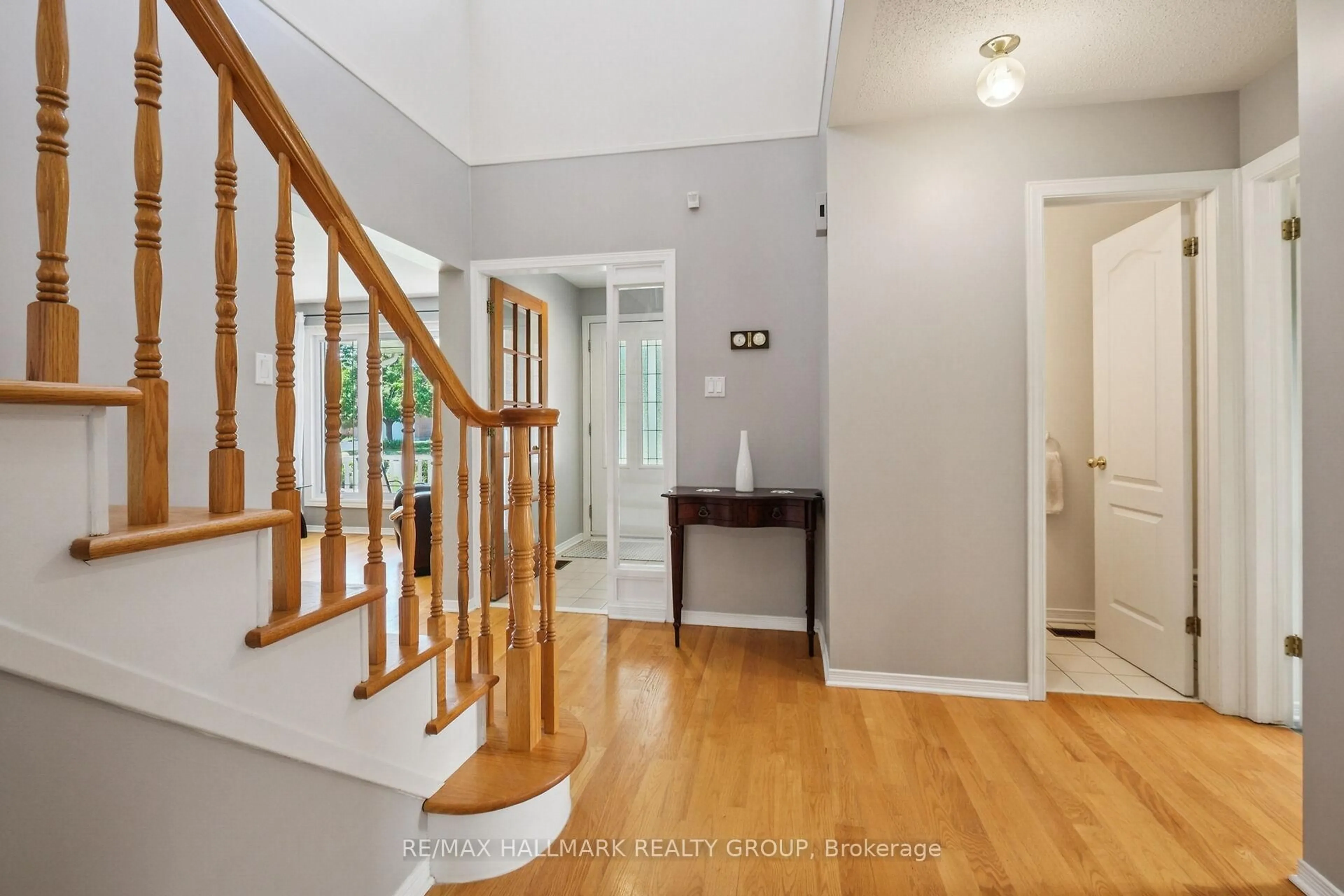 Indoor entryway for 3034 Courtyard Cres, Ottawa Ontario K1T 3R7