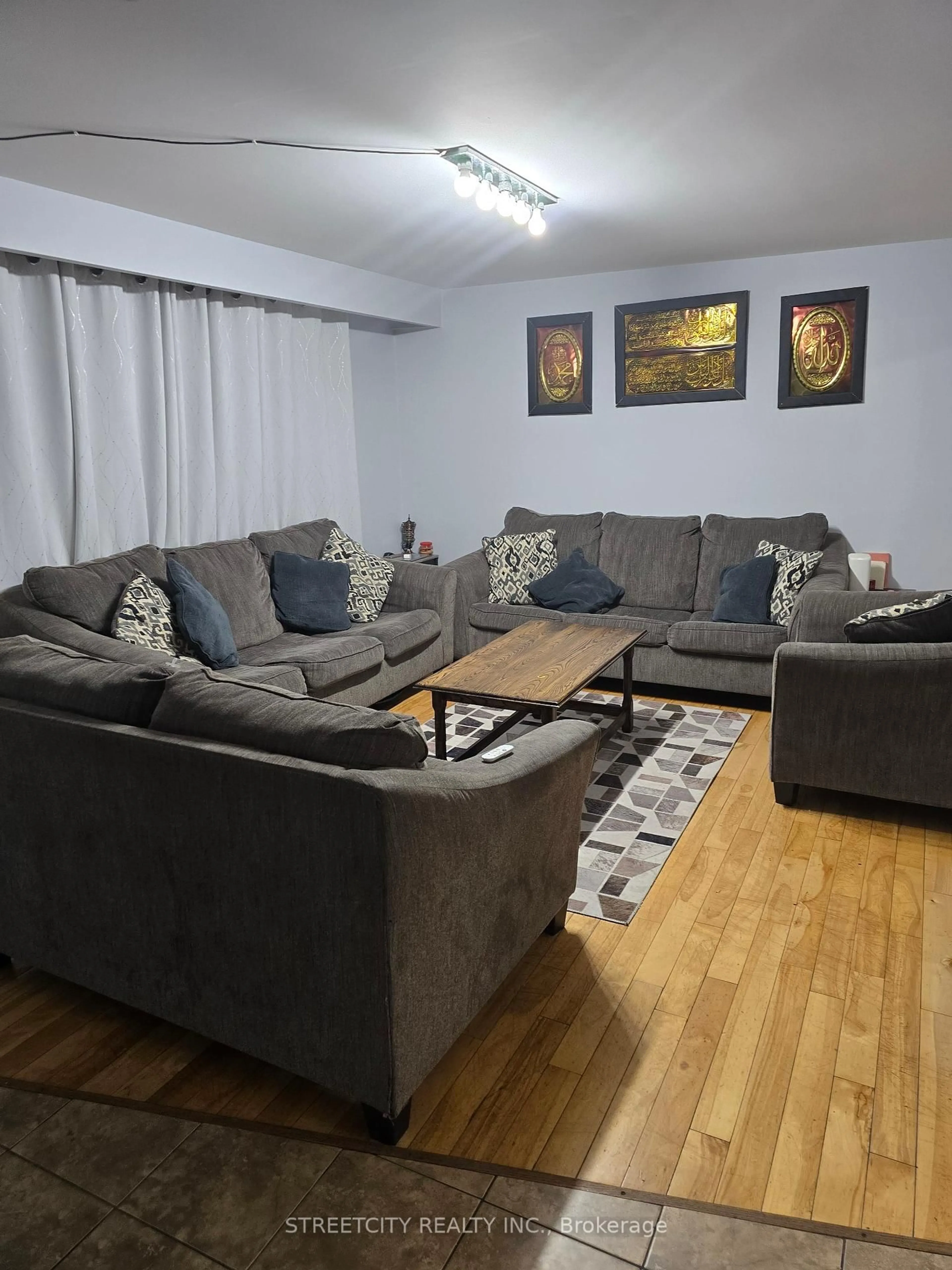 Living room with furniture, unknown for 993 Osgoode Dr, London South Ontario N6E 1C9