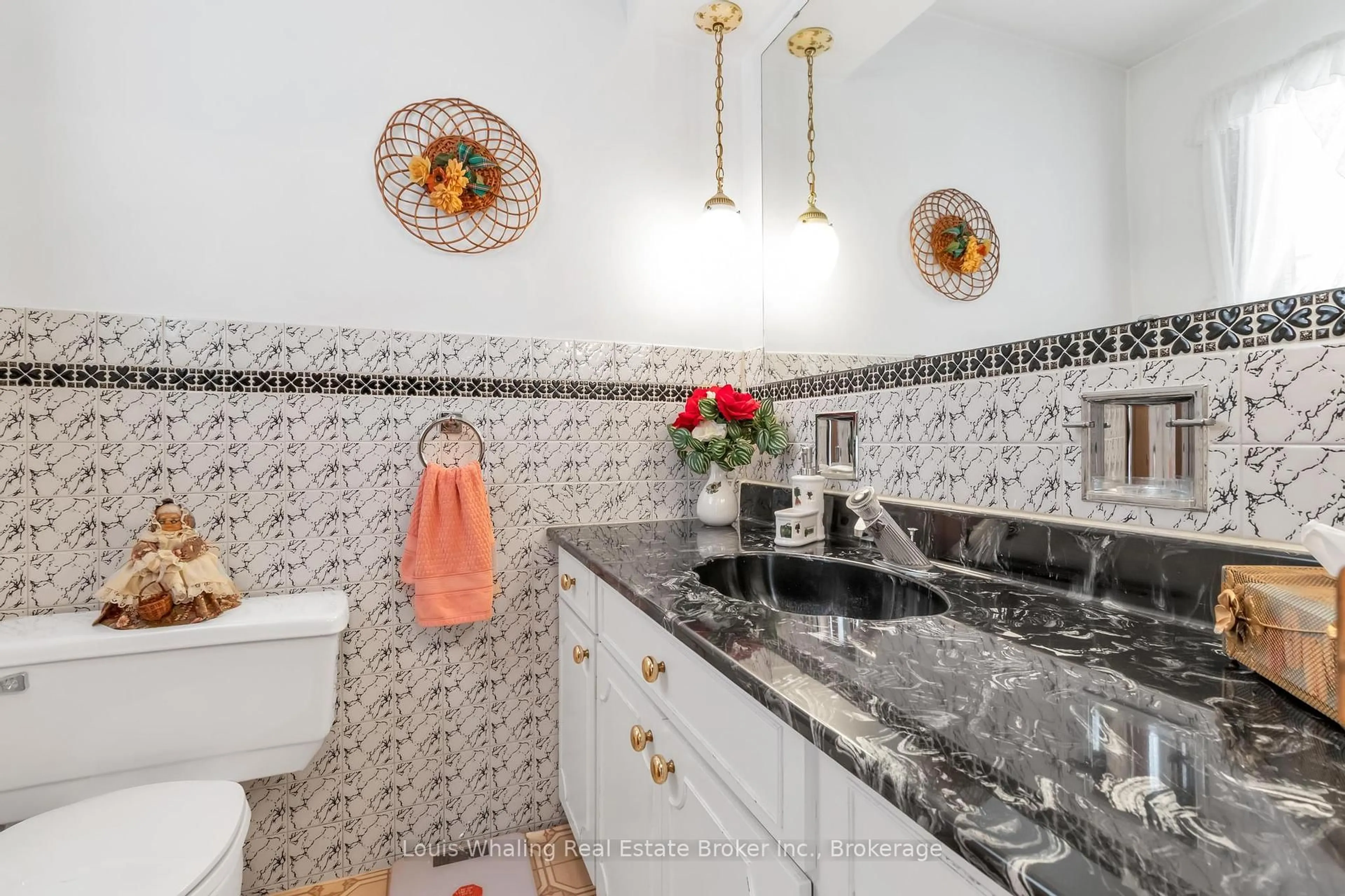 Standard bathroom, ceramic/tile floor for 241 4th Ave, Hanover Ontario N4N 2B6