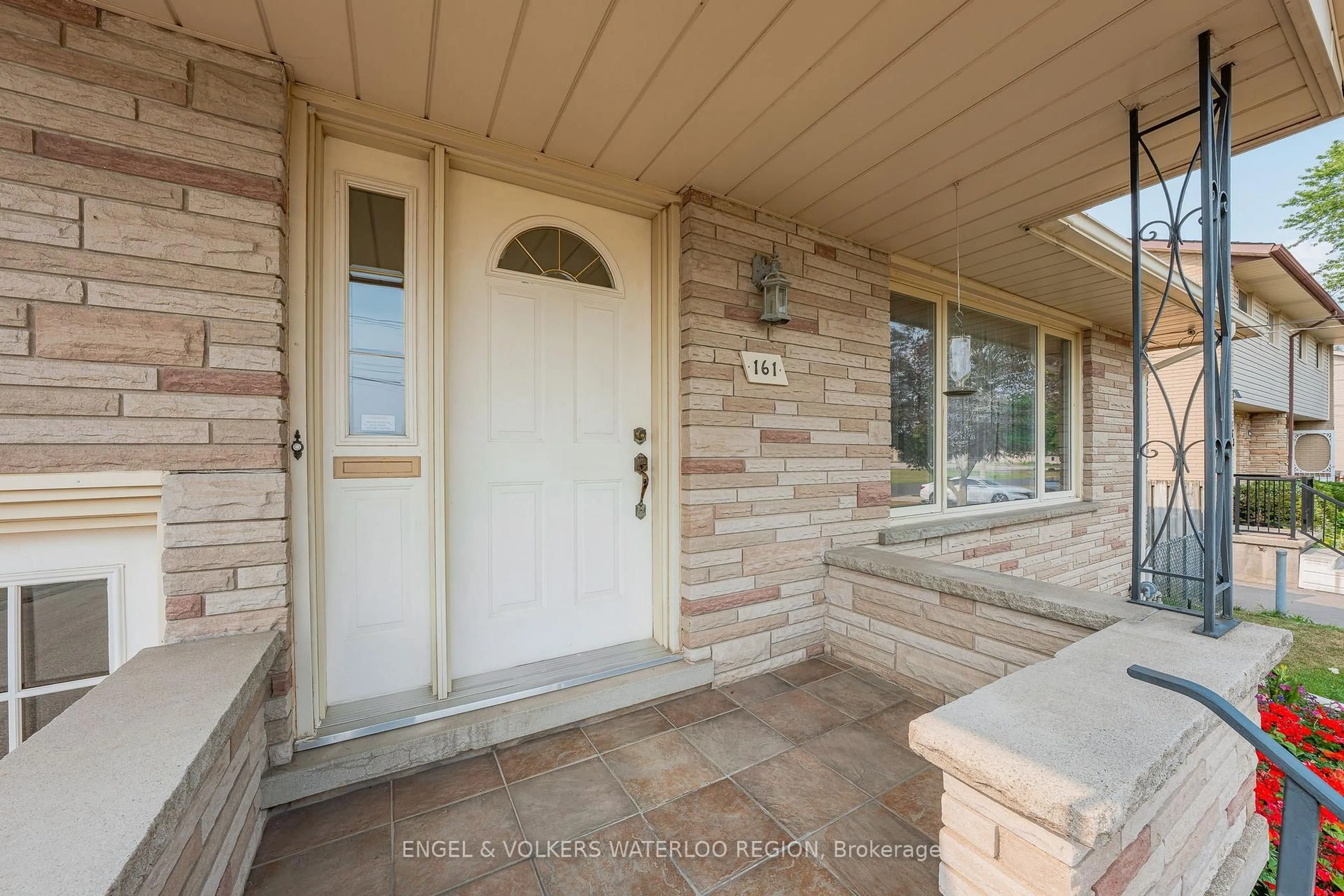 Indoor entryway for 161 Schweitzer St, Kitchener Ontario N2K 1C3