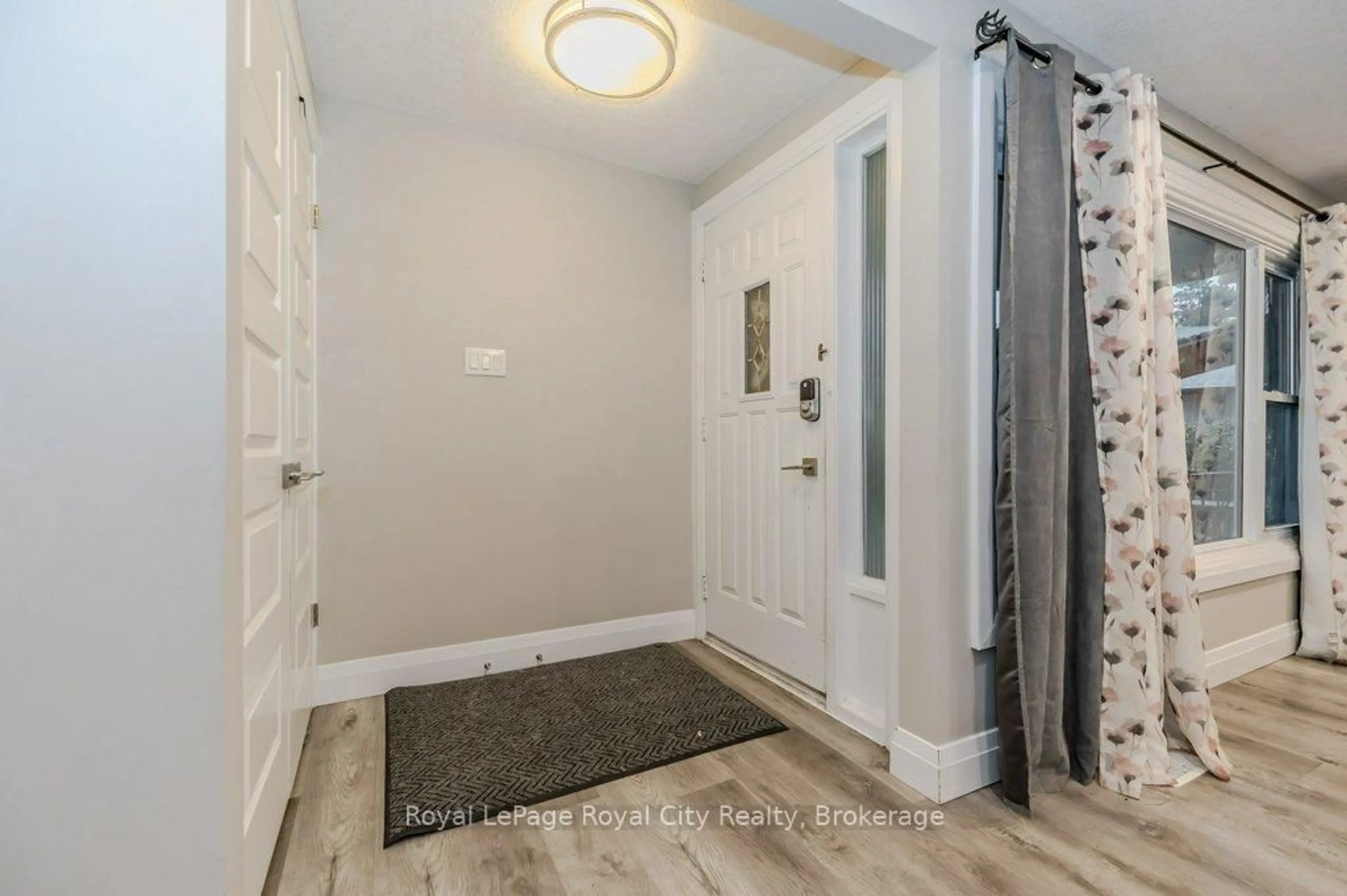 Indoor entryway for 478 Pinetree Cres, Cambridge Ontario N3H 4X5