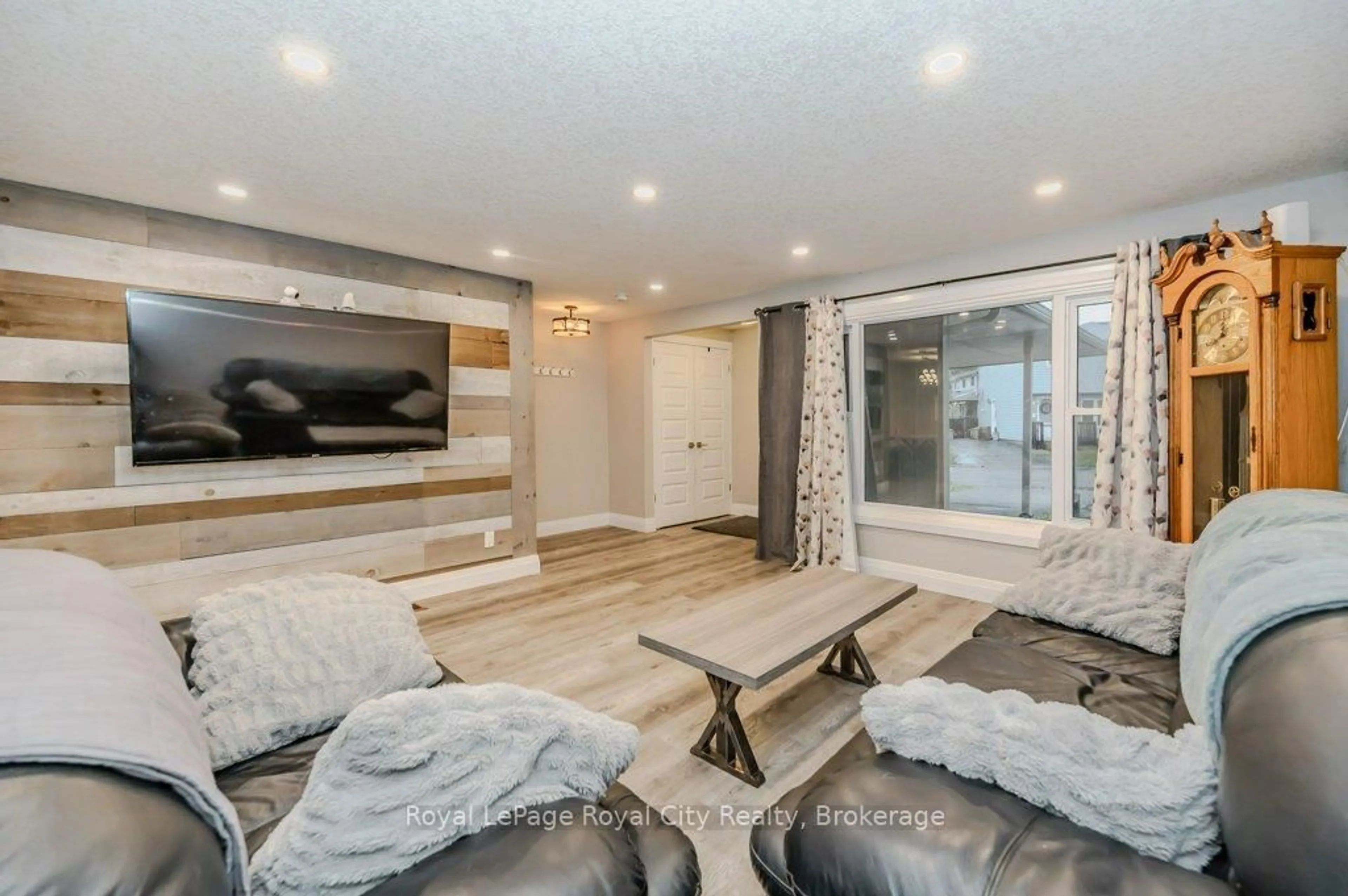 Living room with furniture, unknown for 478 Pinetree Cres, Cambridge Ontario N3H 4X5