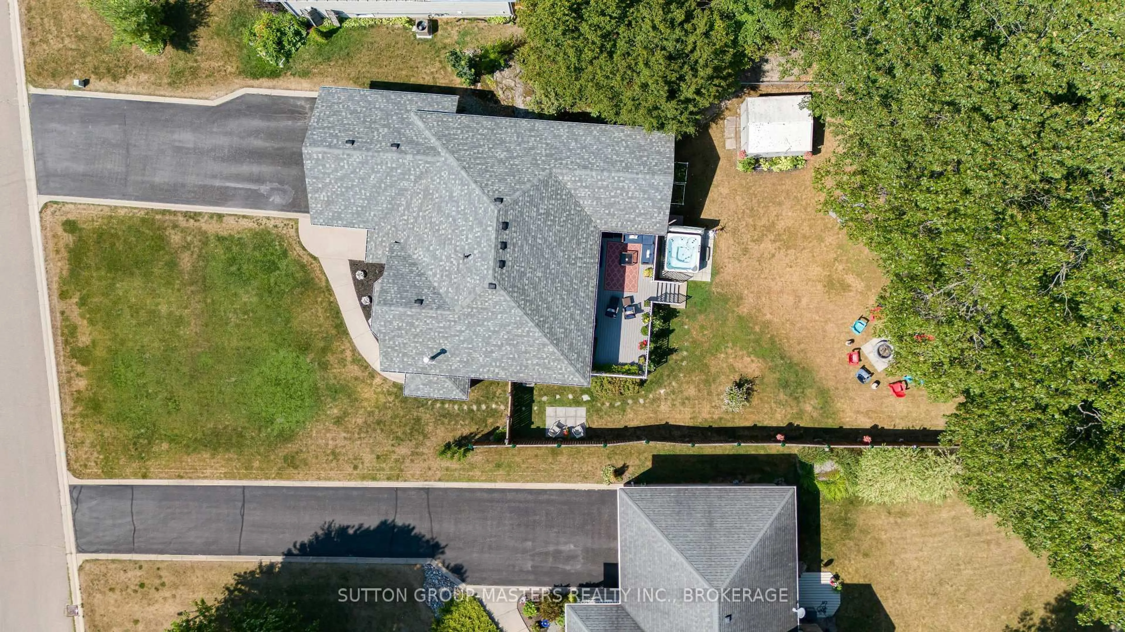 A pic from outside/outdoor area/front of a property/back of a property/a pic from drone, street for 185 Garfield St, Gananoque Ontario K7G 3G2