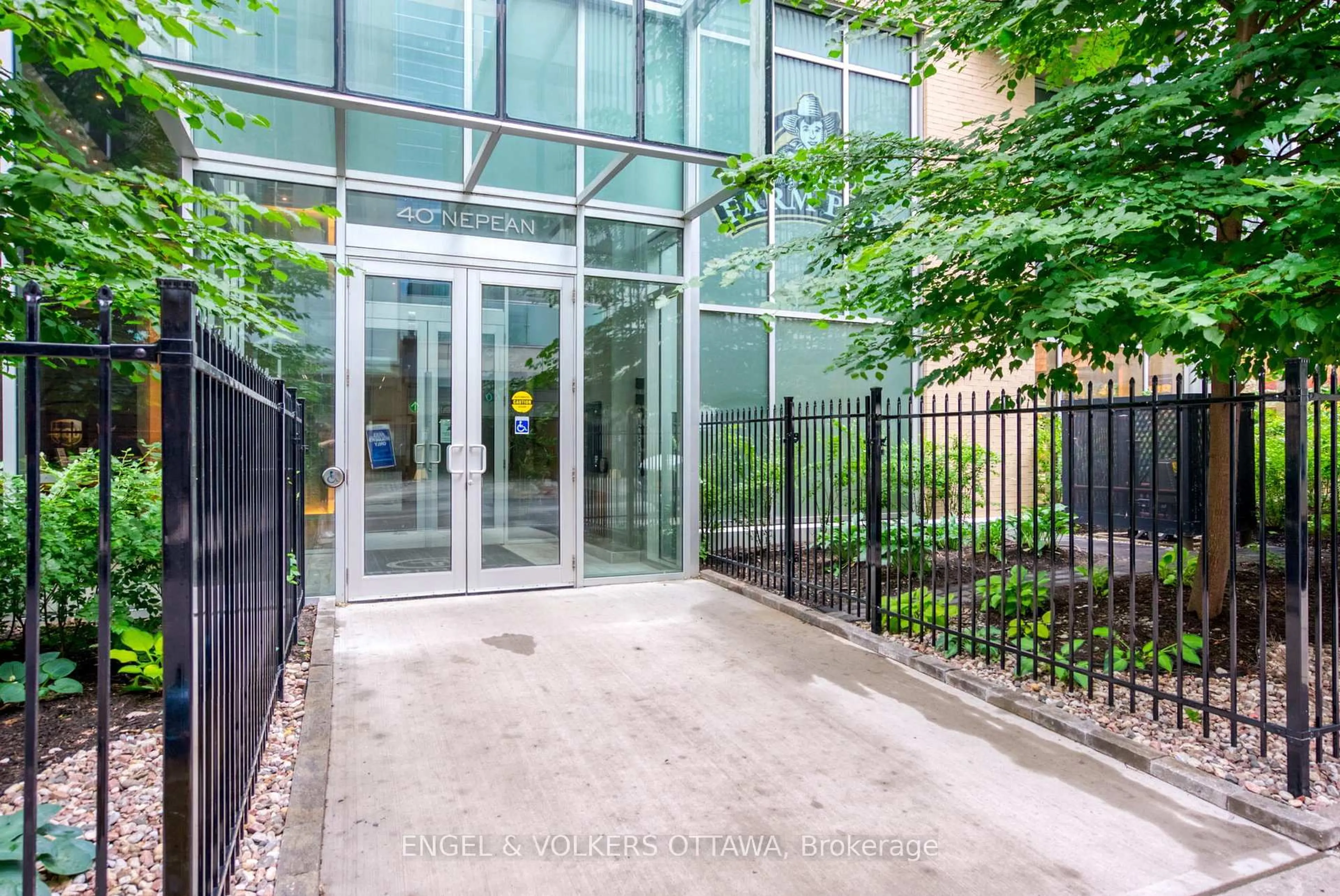 Indoor foyer for 40 Nepean St #707, Ottawa Ontario K2P 0X5