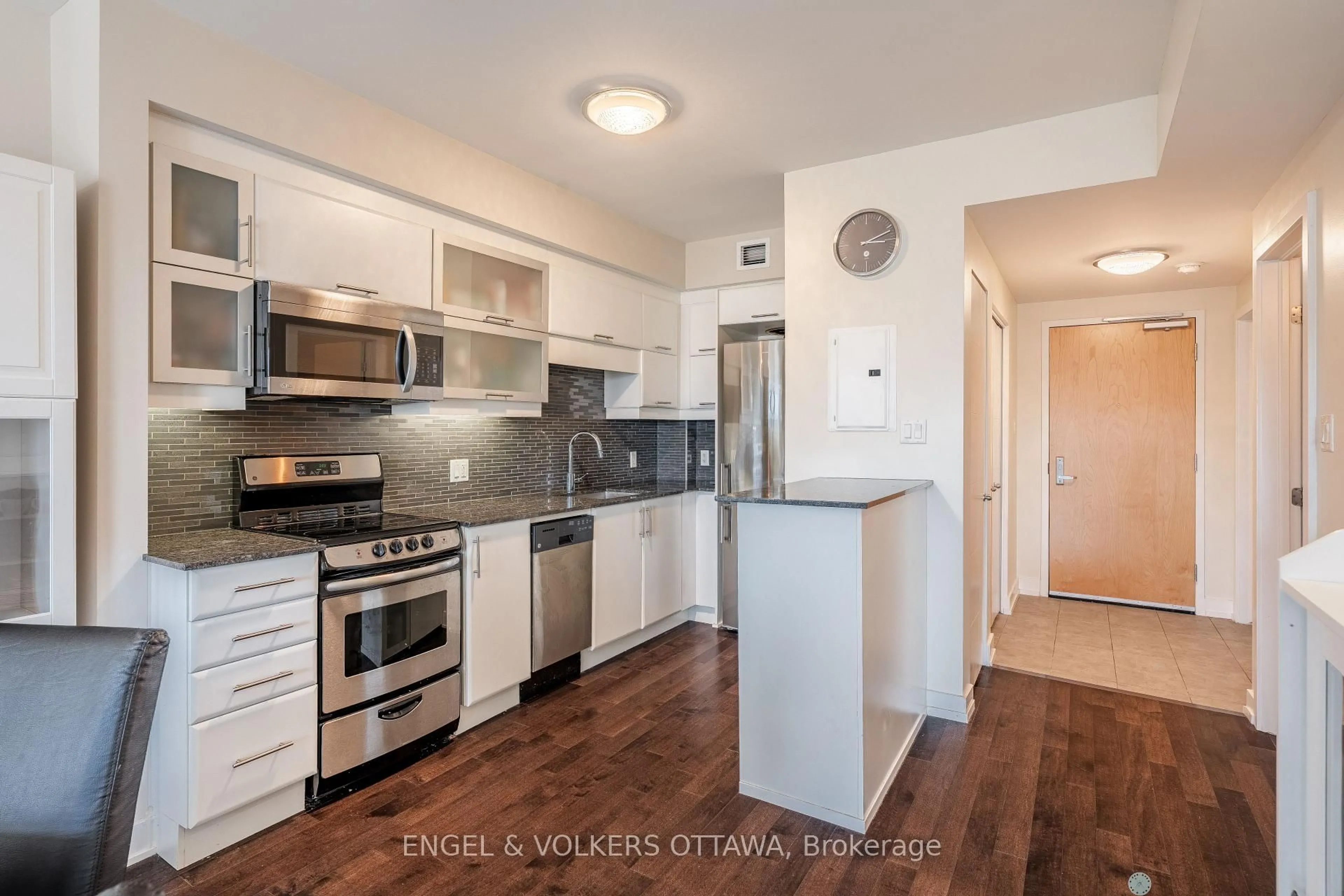 Standard kitchen, unknown for 40 Nepean St #707, Ottawa Ontario K2P 0X5