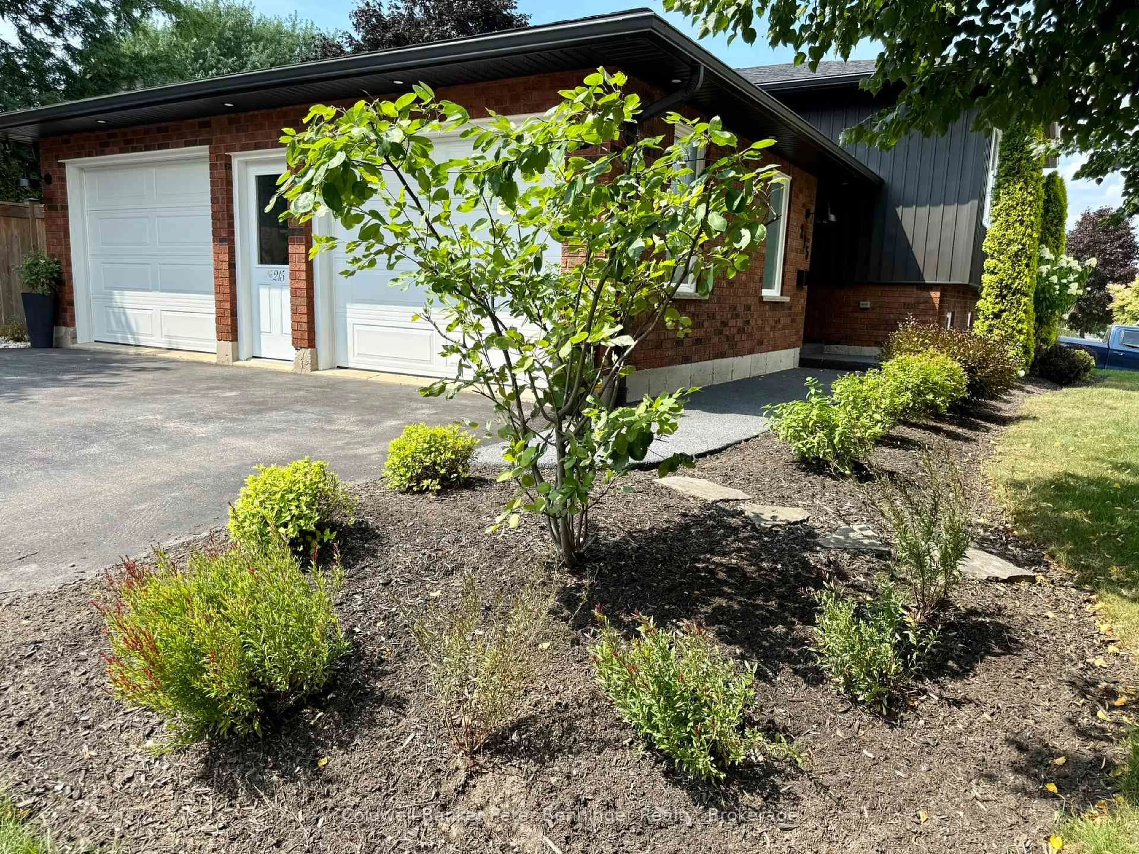 A pic from outside/outdoor area/front of a property/back of a property/a pic from drone, street for 215 Thomas St, Brockton Ontario N0G 2V0