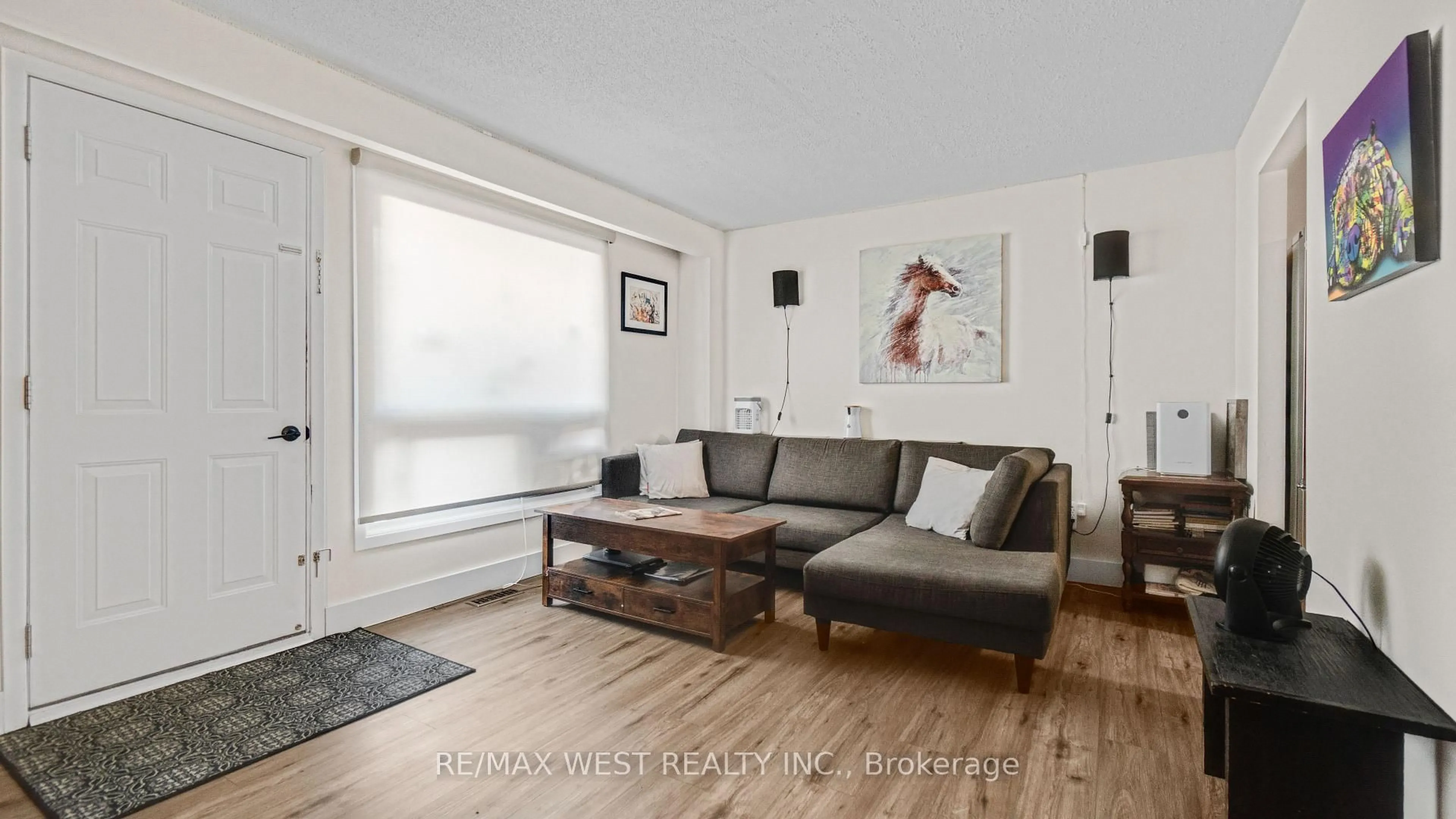 Living room with furniture, wood/laminate floor for 165 GREEN VALLEY Dr #18, Kitchener Ontario N2P 1K3