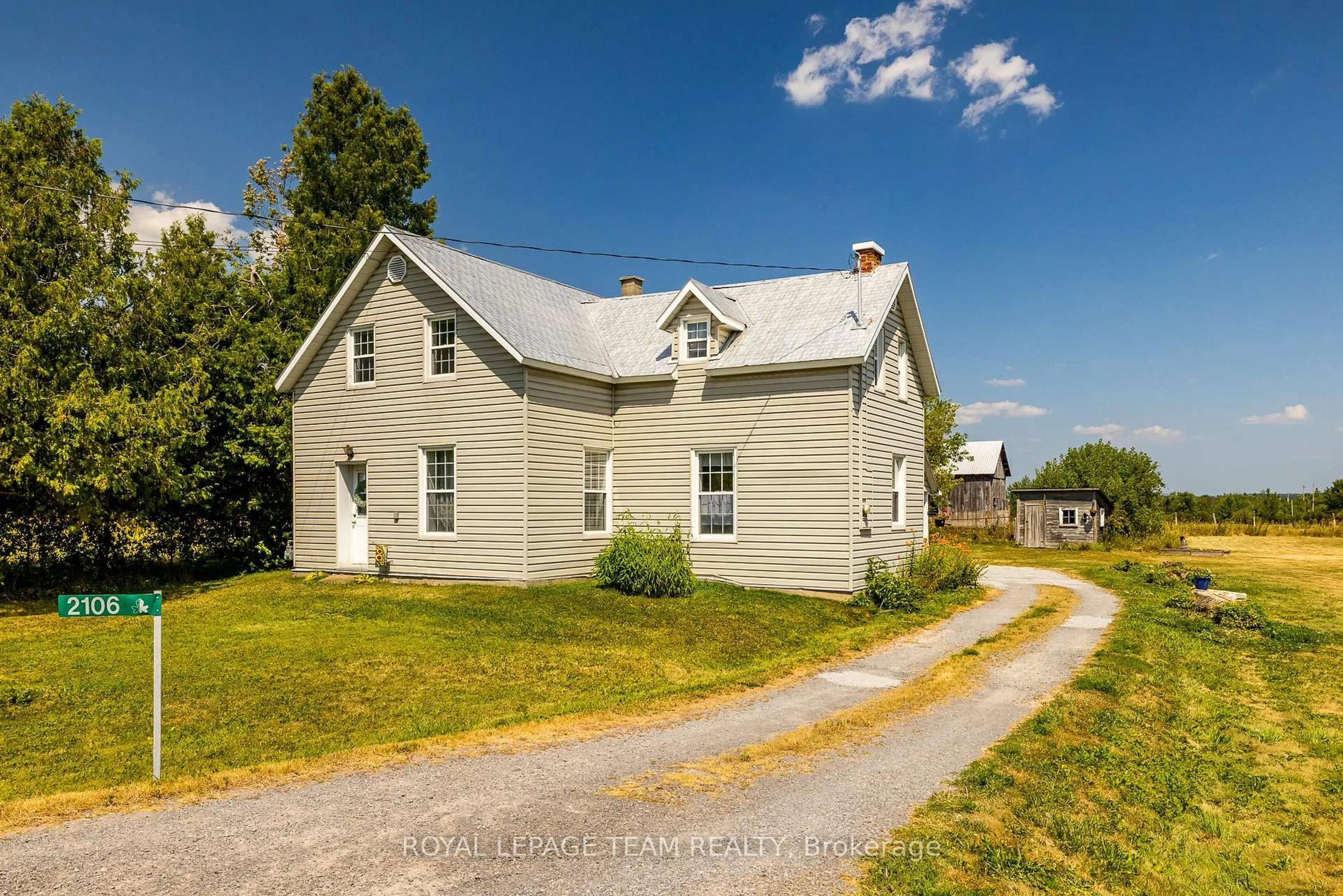 A pic from outside/outdoor area/front of a property/back of a property/a pic from drone, street for 2106 Dunrobin Rd, Ottawa Ontario K0A 1T0