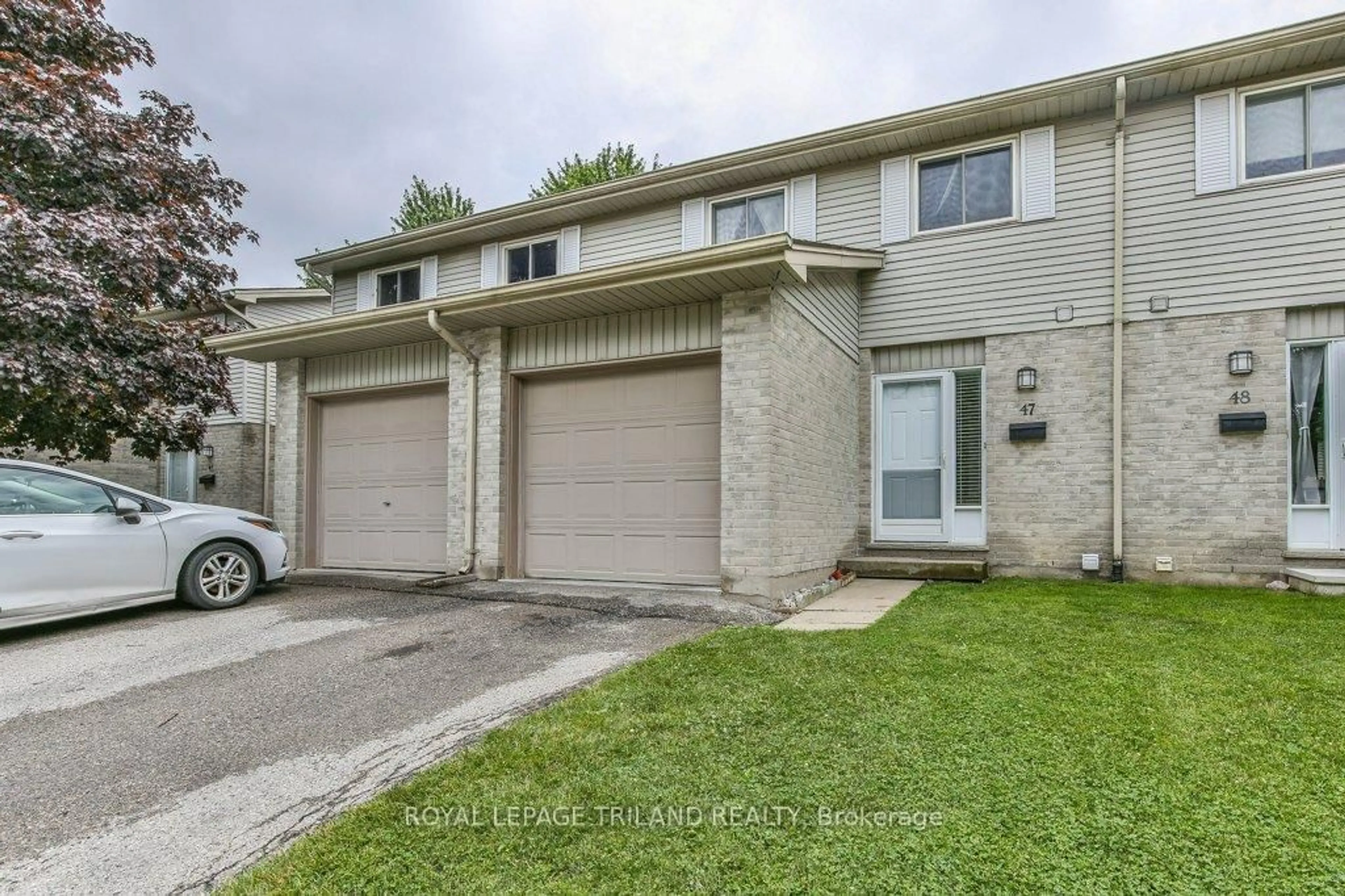 A pic from outside/outdoor area/front of a property/back of a property/a pic from drone, street for 30 CLARENDON Cres #47, London South Ontario N6C 5Y2