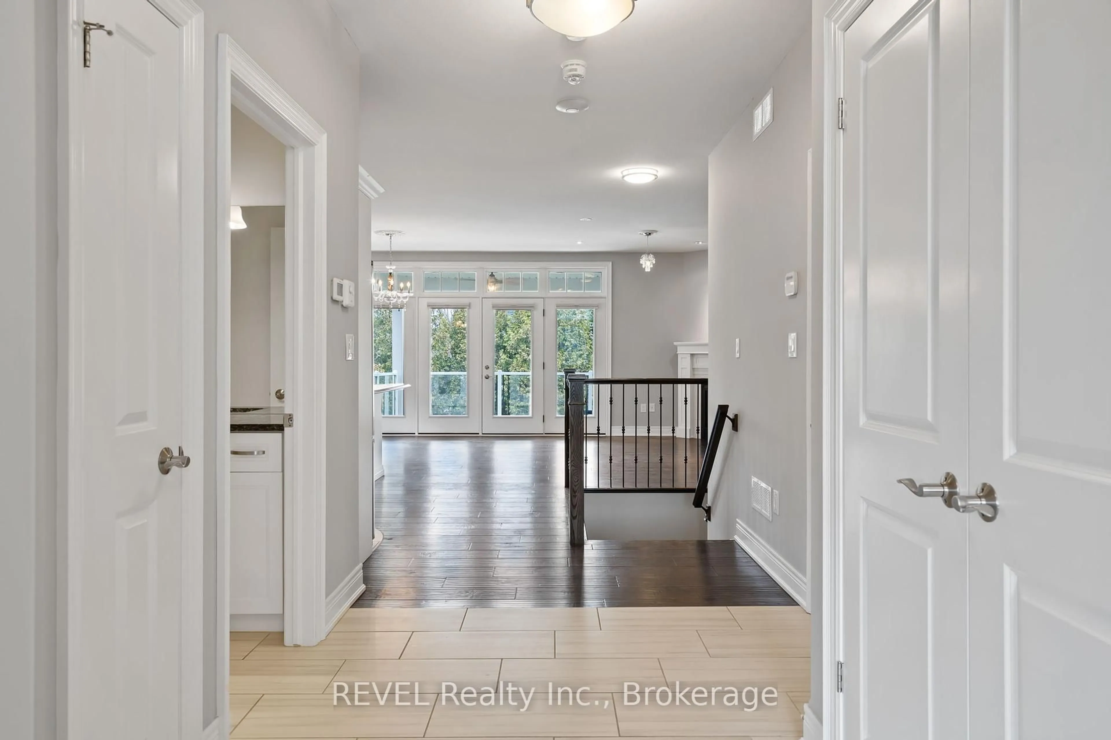 Indoor entryway for 3556 Algonquin Dr, Fort Erie Ontario L0S 1N0