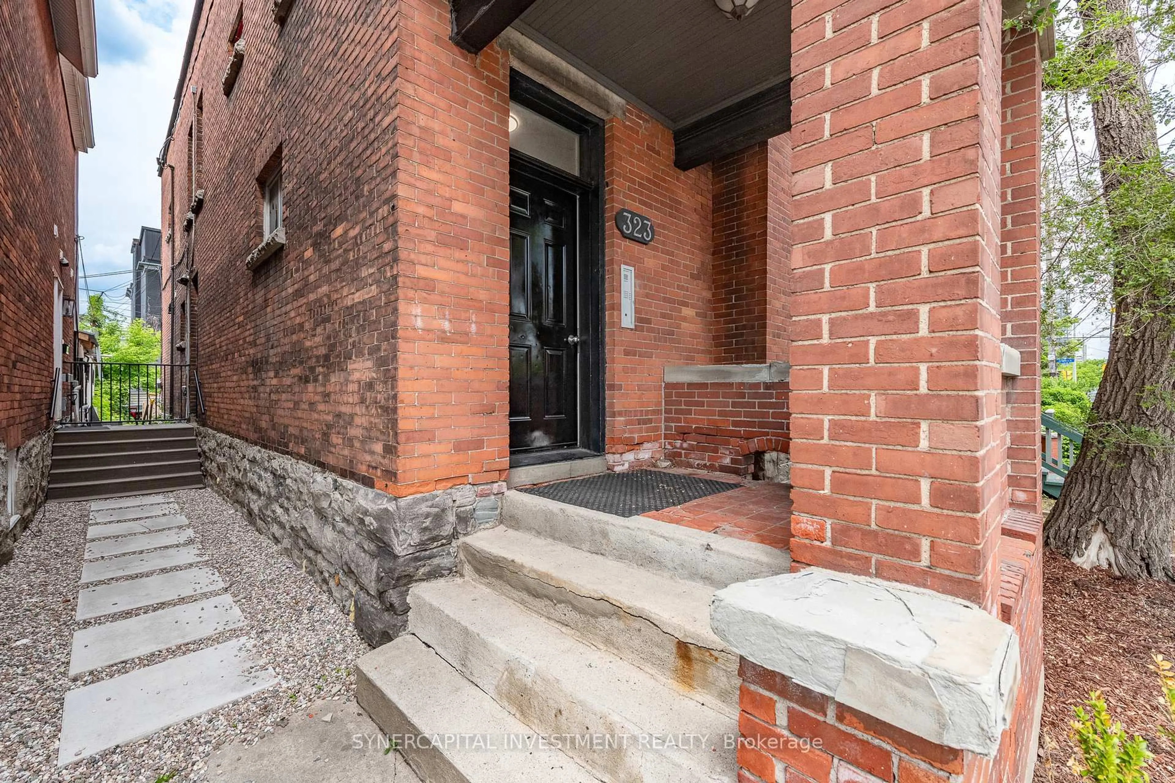 Indoor foyer for 323 Catherine St, Ottawa Ontario K1R 5T4