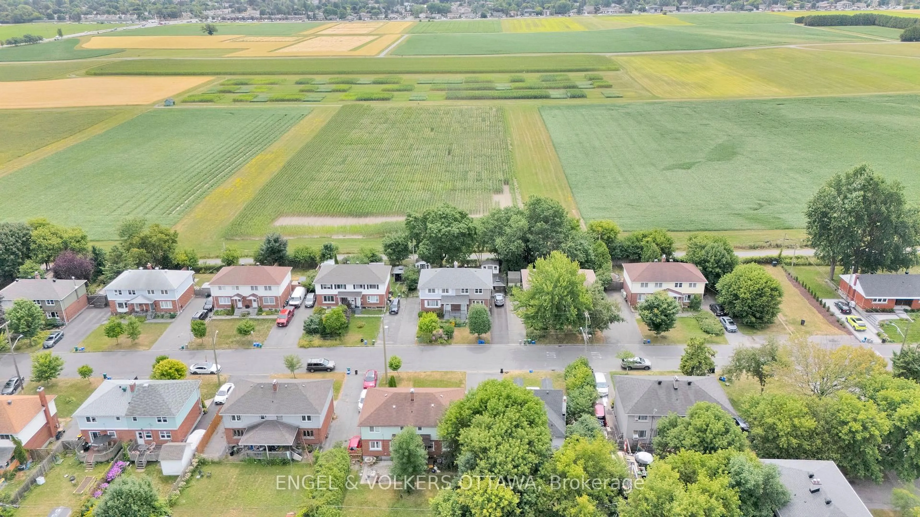 A pic from outside/outdoor area/front of a property/back of a property/a pic from drone, street for 1266 Kingston Ave, Ottawa Ontario K1Z 8K6