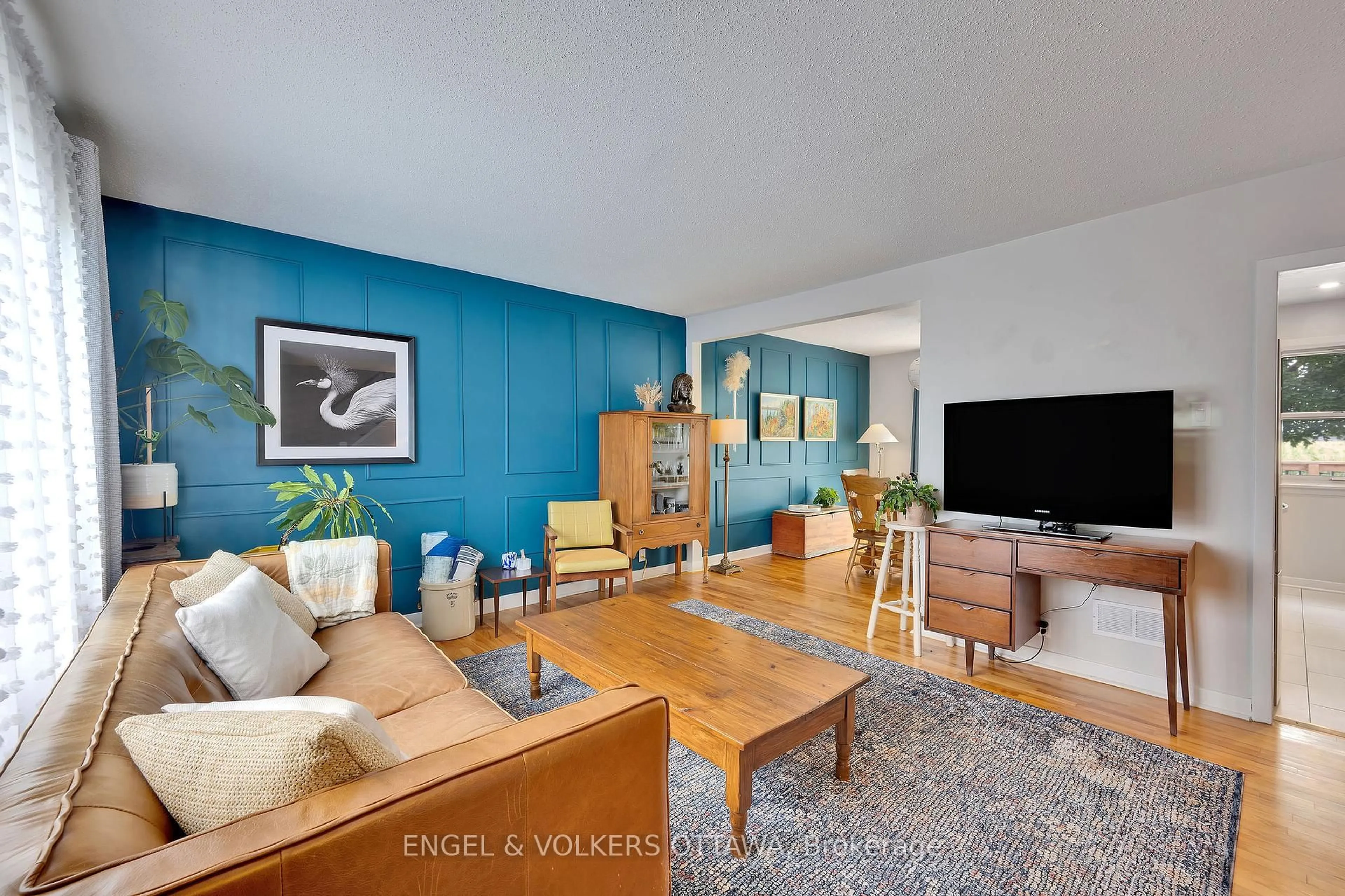 Living room with furniture, wood/laminate floor for 1266 Kingston Ave, Ottawa Ontario K1Z 8K6