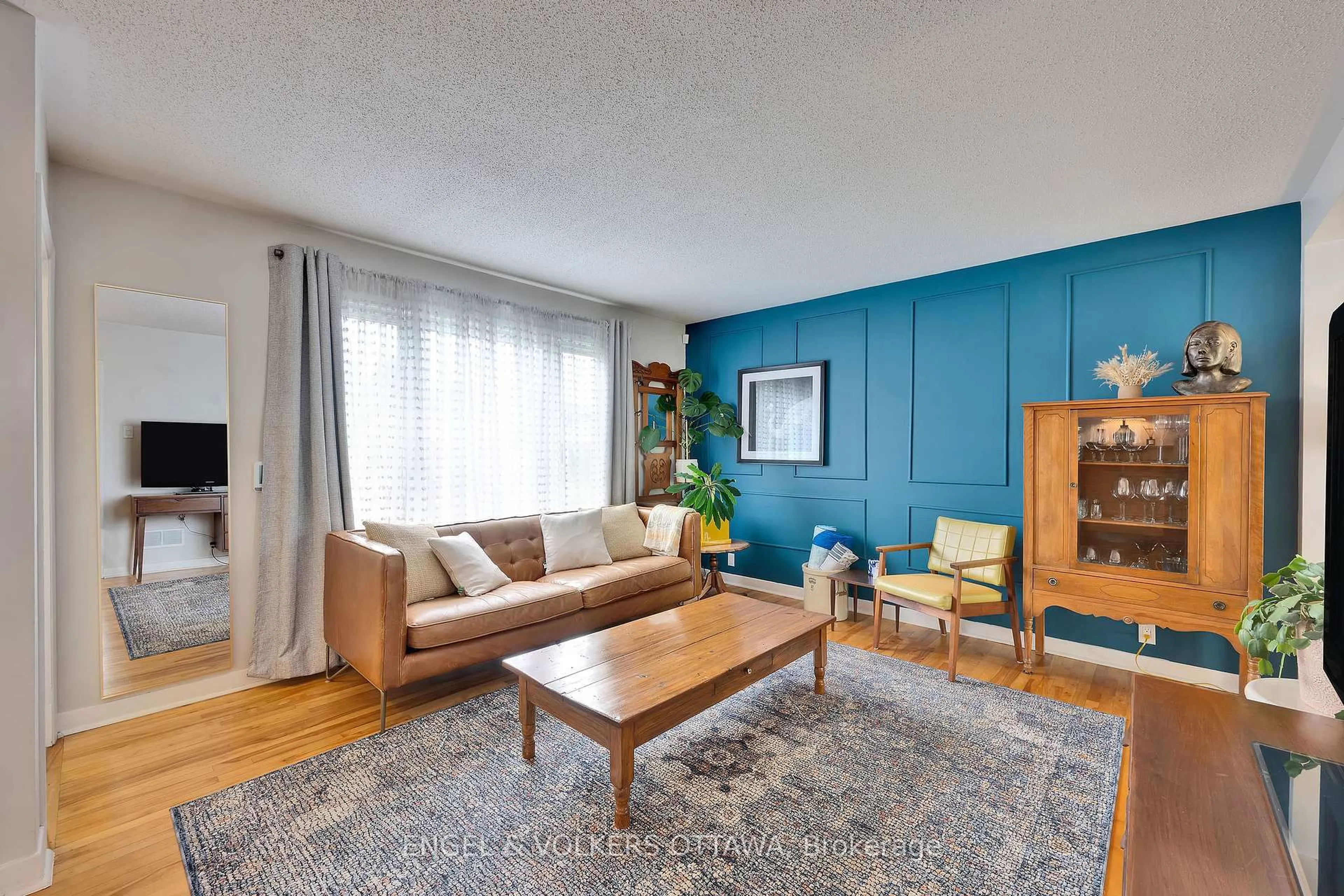 Living room with furniture, wood/laminate floor for 1266 Kingston Ave, Ottawa Ontario K1Z 8K6