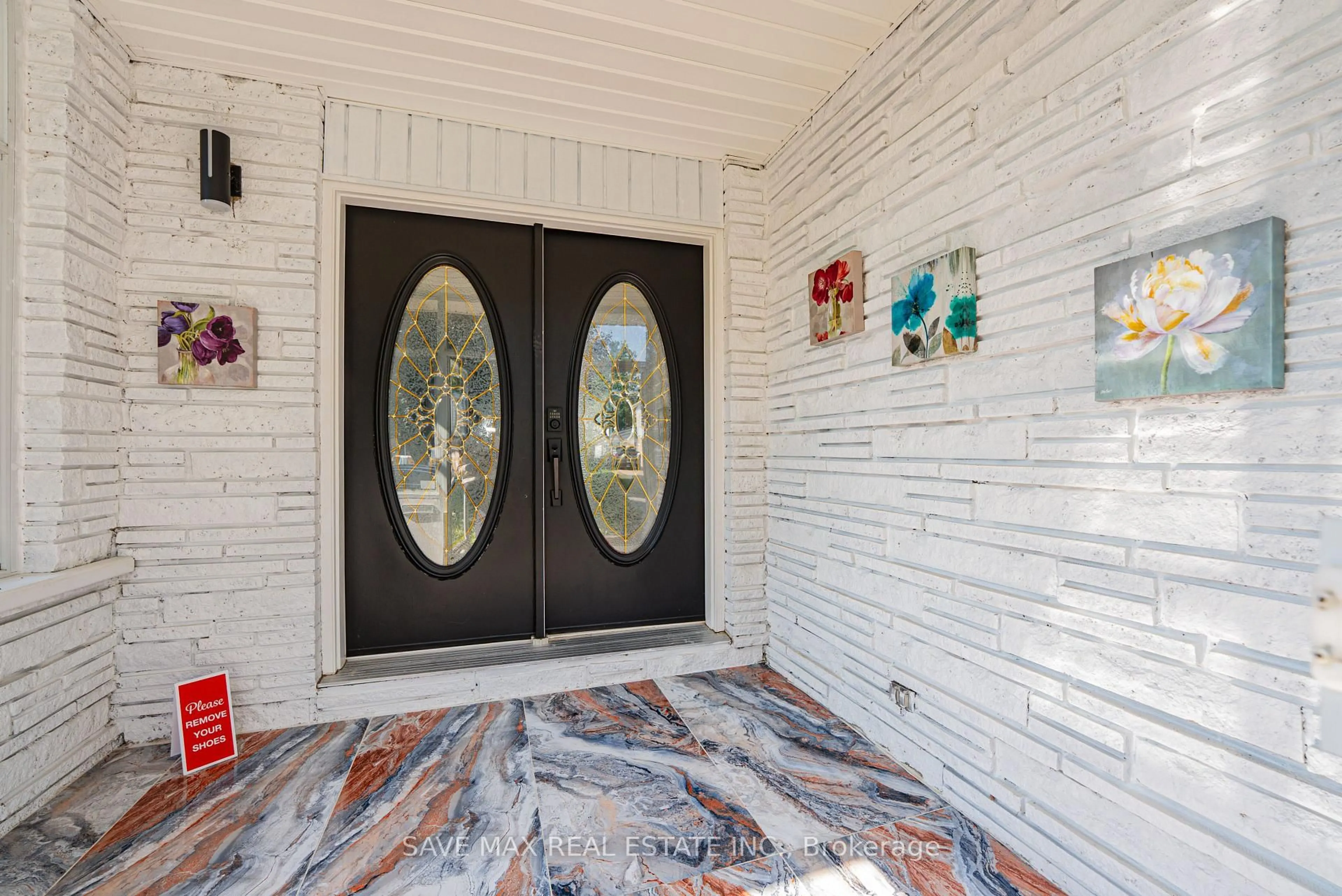 Indoor entryway for 6307 Carolyn Ave, Niagara Falls Ontario L2E 5H6