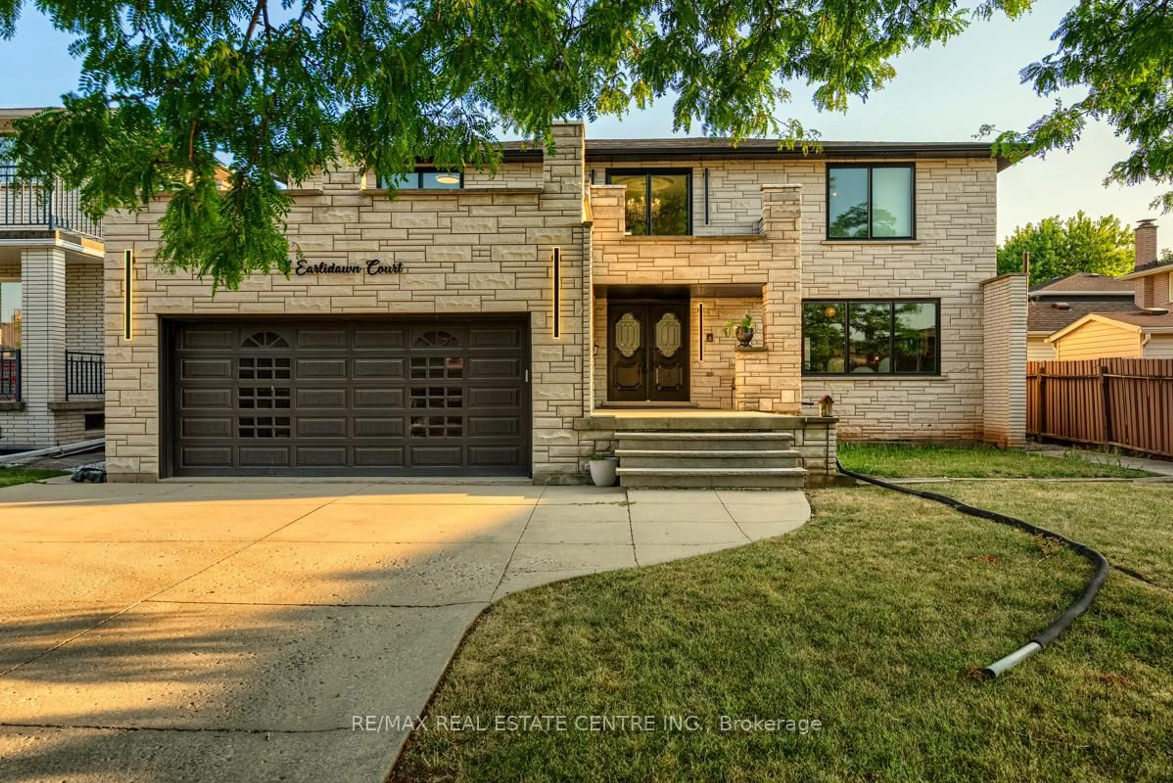Home with brick exterior material, street for 4 Earlidawn Crt, Hamilton Ontario L8G 4N7