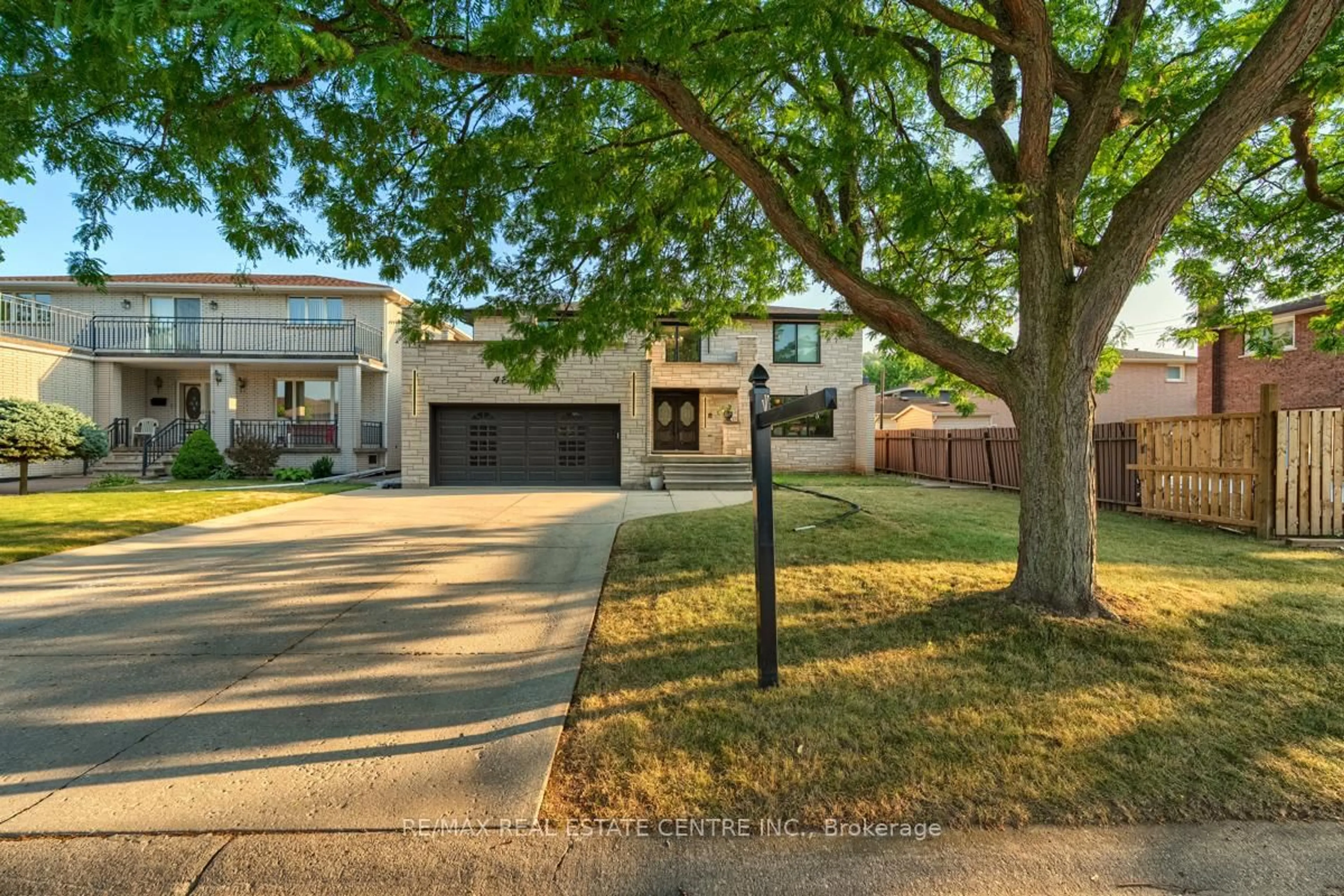Home with brick exterior material, street for 4 Earlidawn Crt, Hamilton Ontario L8G 4N7