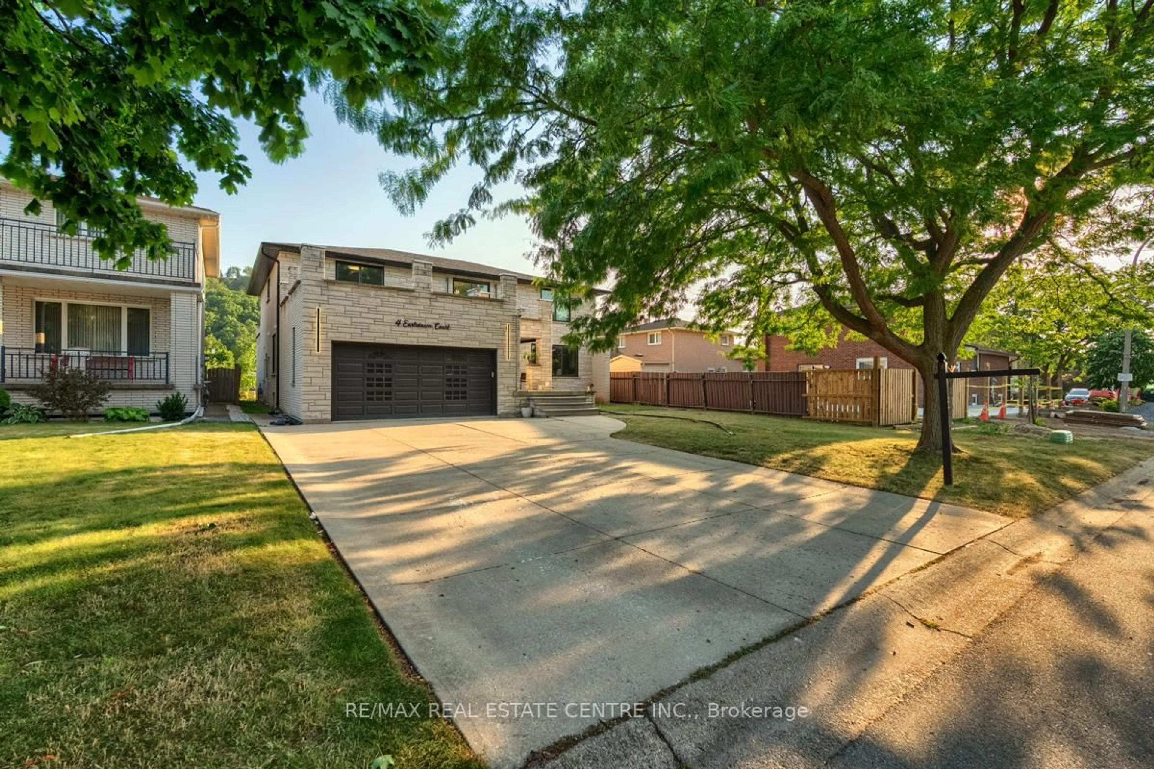 Home with brick exterior material, street for 4 Earlidawn Crt, Hamilton Ontario L8G 4N7