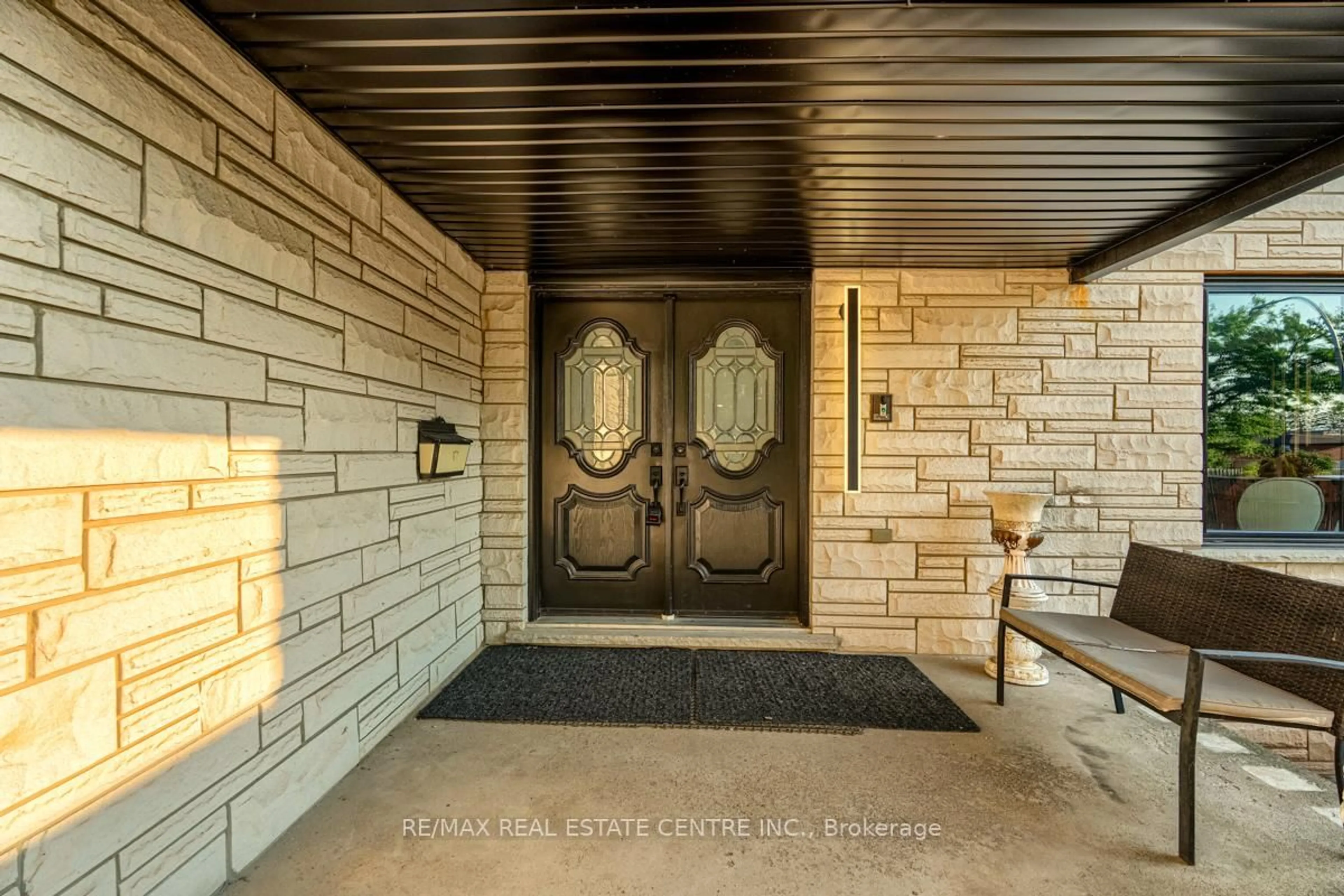 Indoor entryway for 4 Earlidawn Crt, Hamilton Ontario L8G 4N7