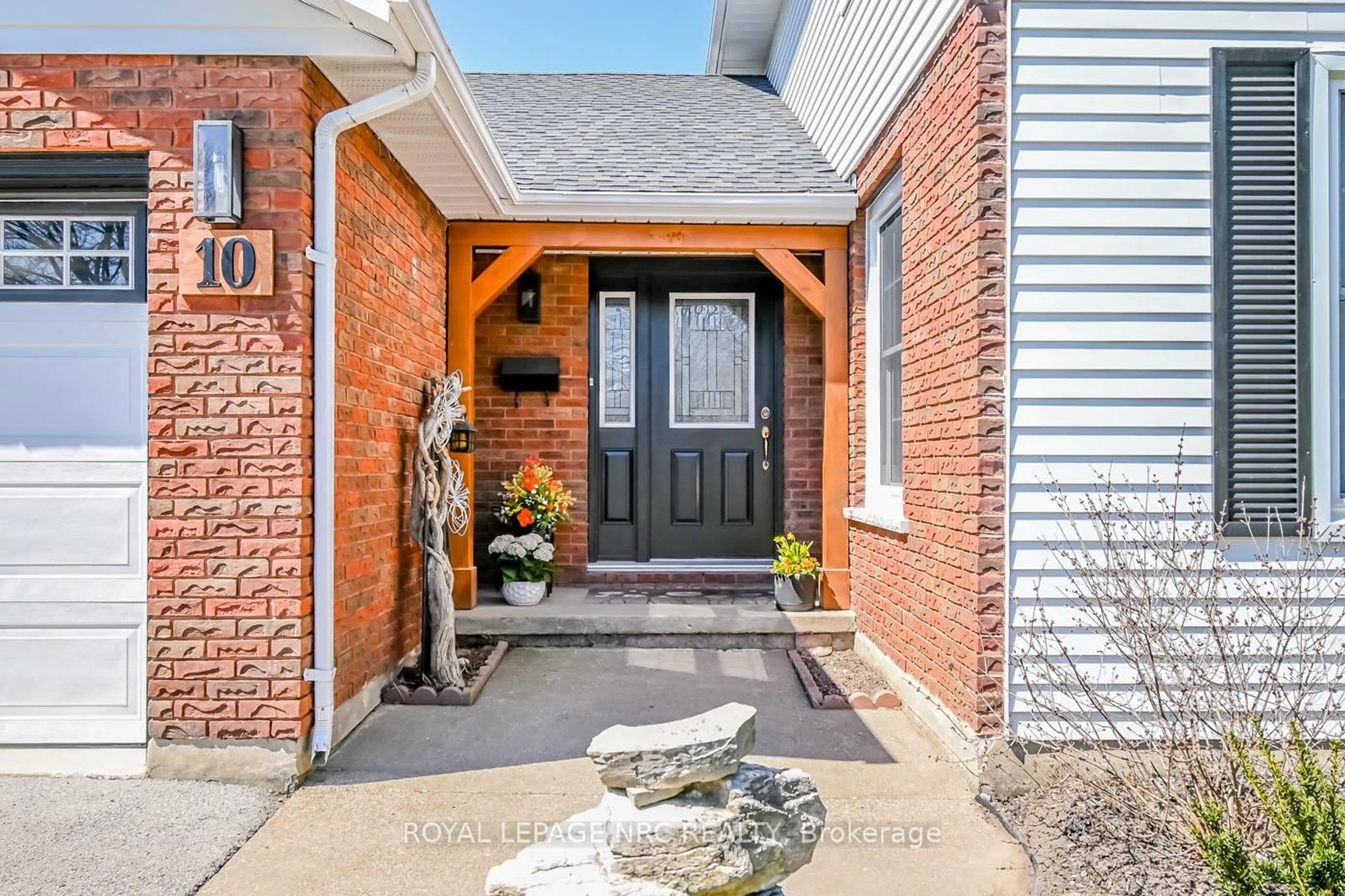 Home with brick exterior material, street for 10 Vinemount Dr, Pelham Ontario L0S 1E5