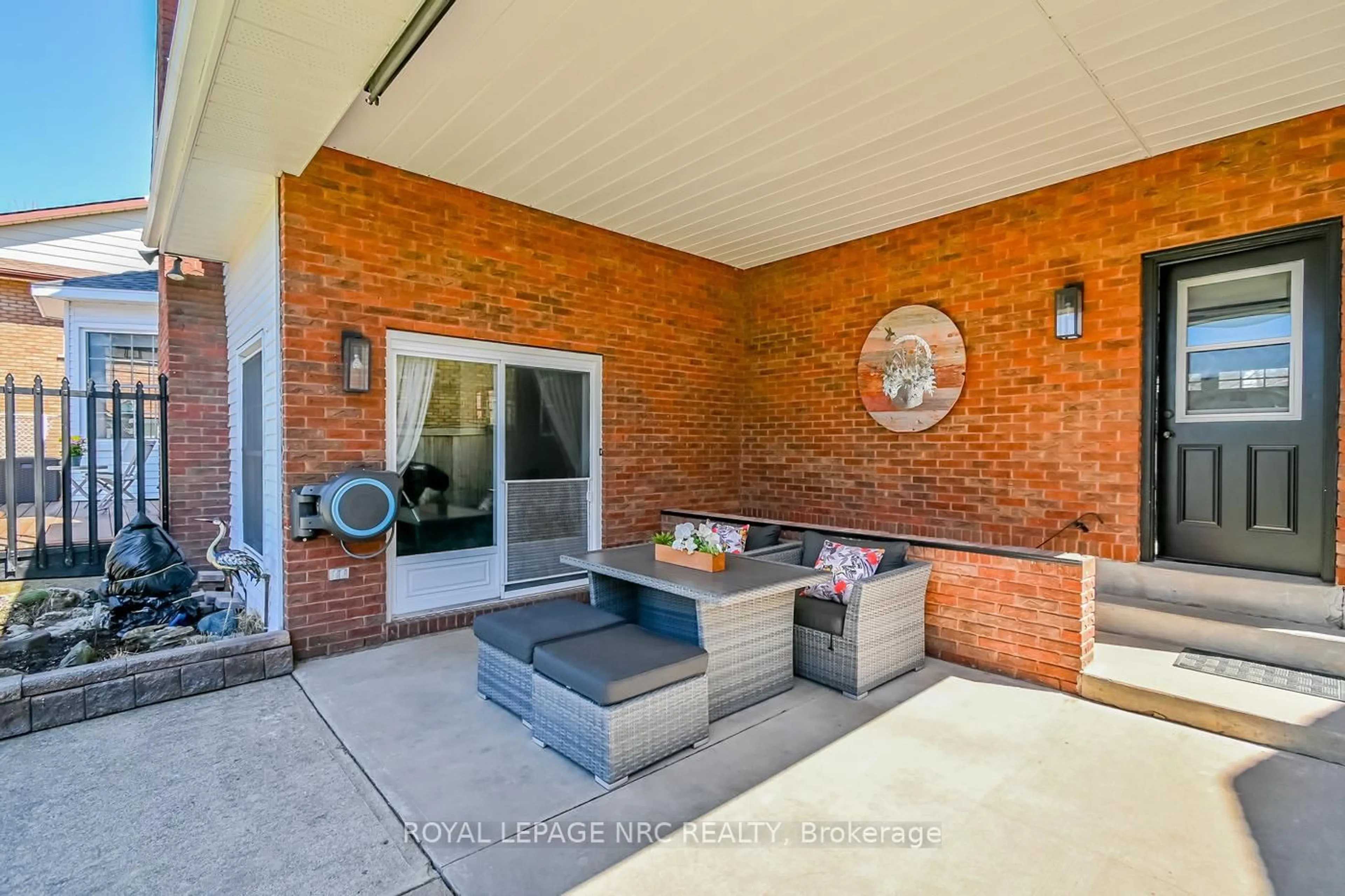 Patio, street for 10 Vinemount Dr, Pelham Ontario L0S 1E5