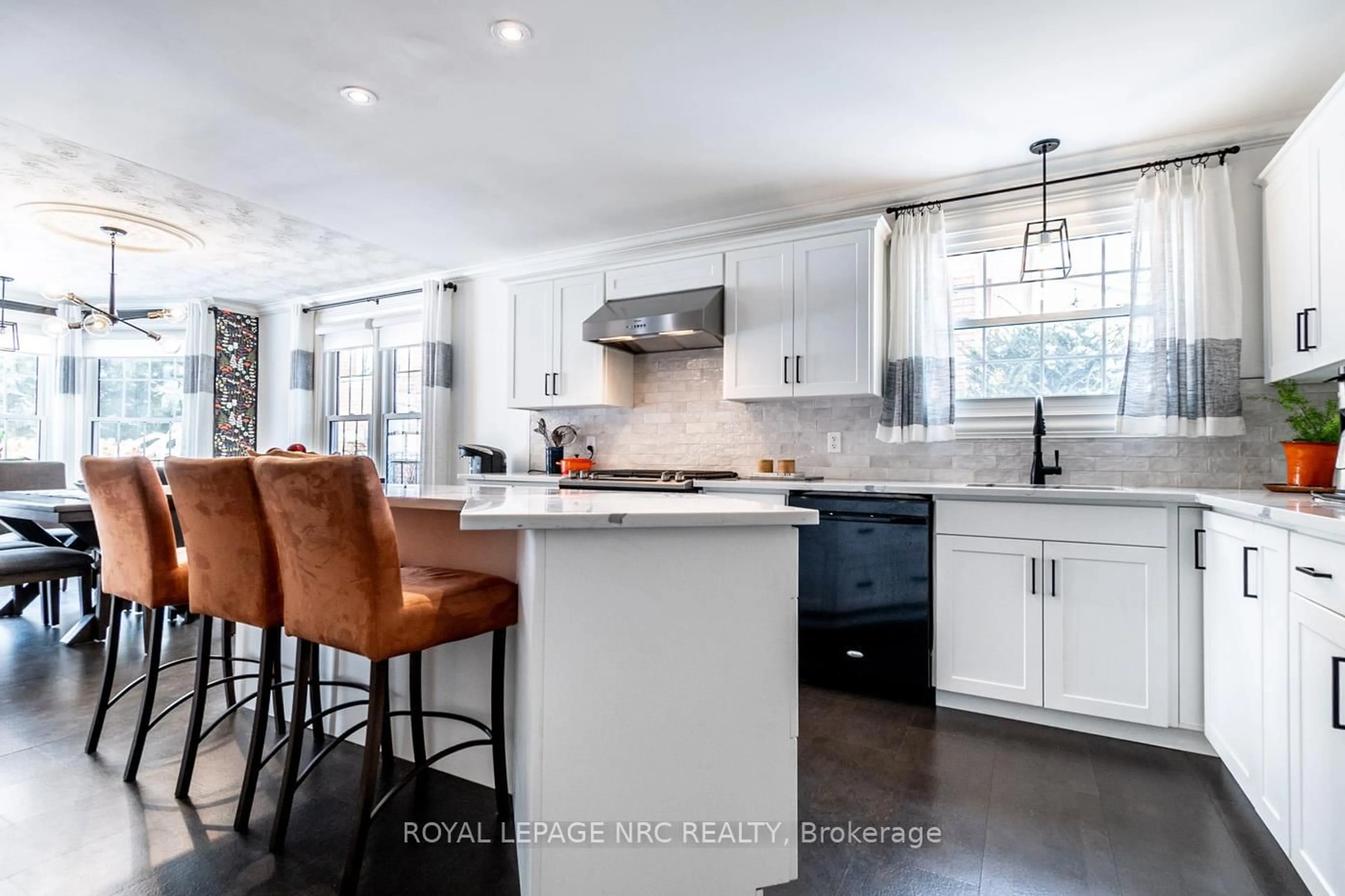 Open concept kitchen, ceramic/tile floor for 10 Vinemount Dr, Pelham Ontario L0S 1E5