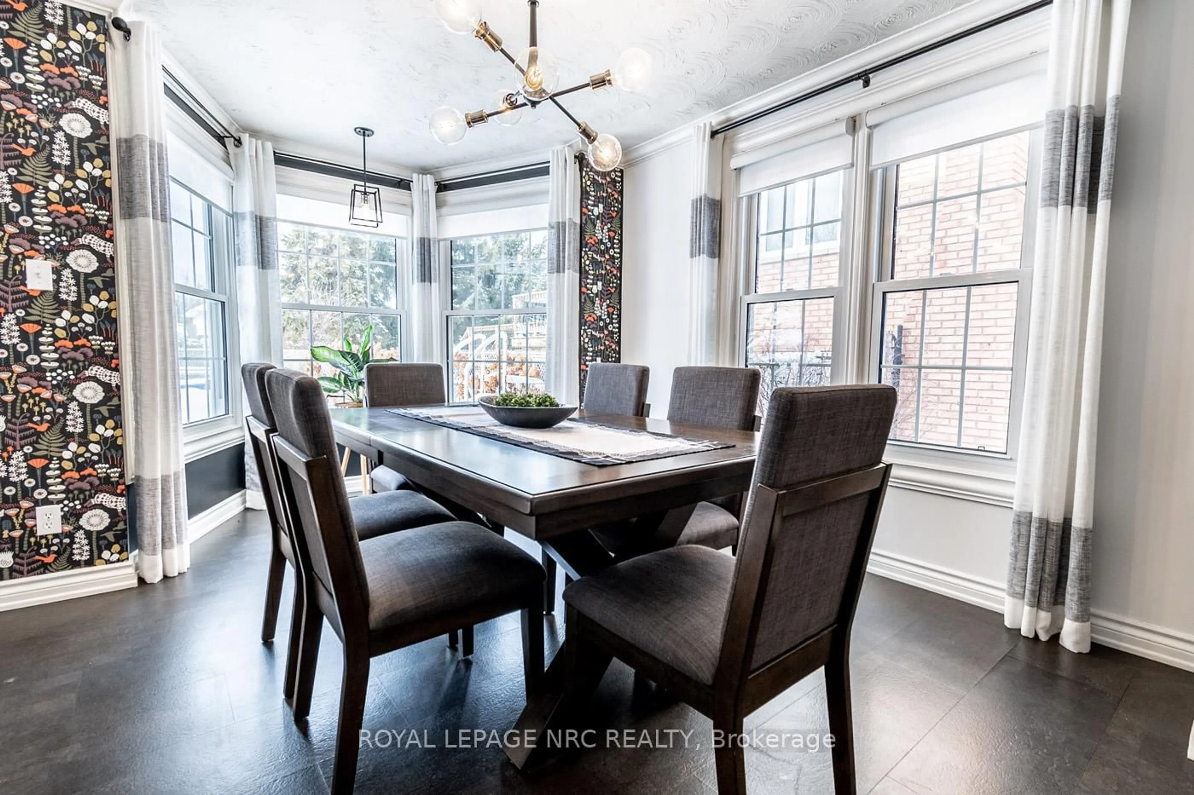 Dining room, ceramic/tile floor for 10 Vinemount Dr, Pelham Ontario L0S 1E5