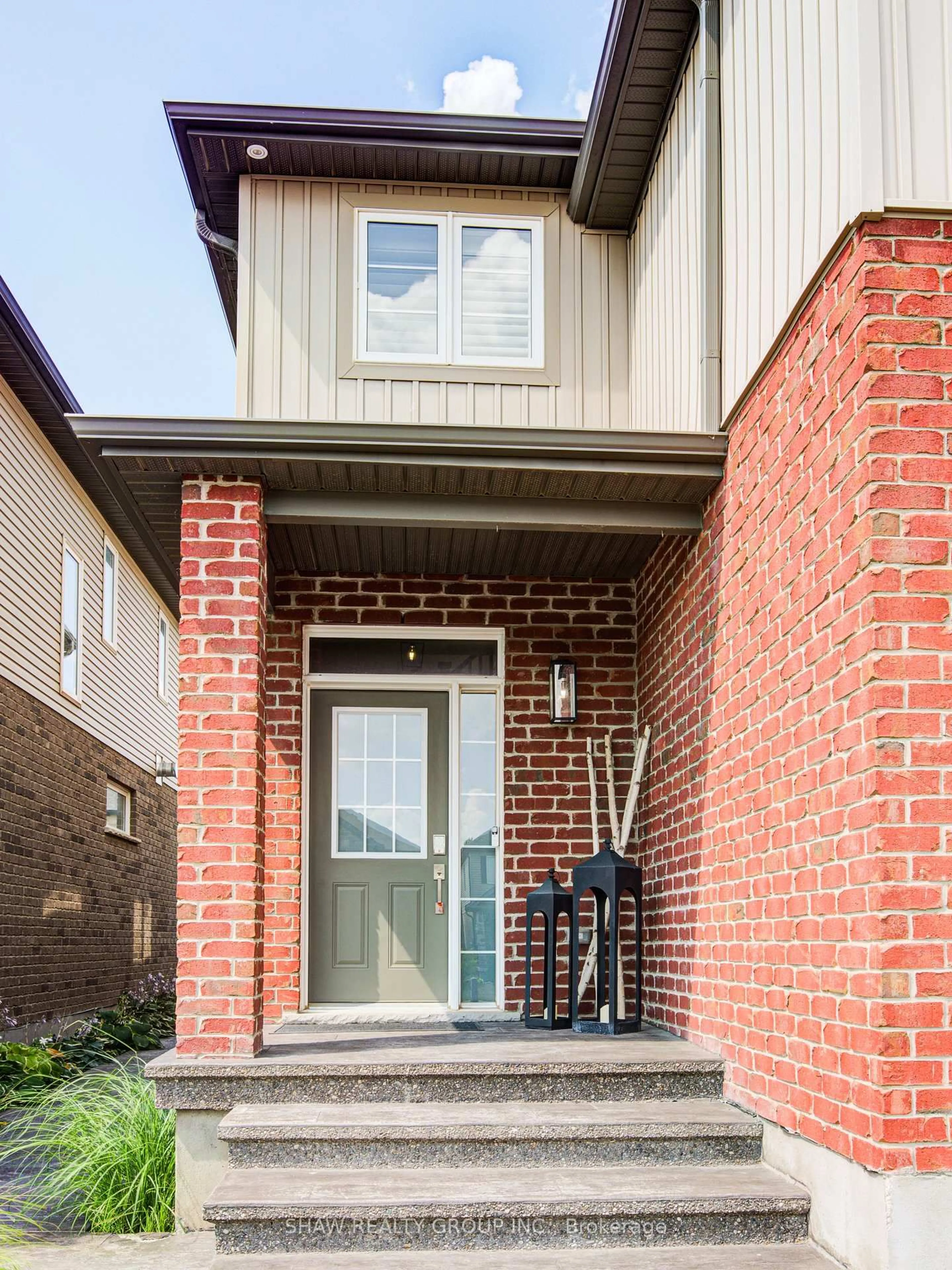 Home with brick exterior material, street for 32 Arlington Pkwy, Brant Ontario N3L 0G2