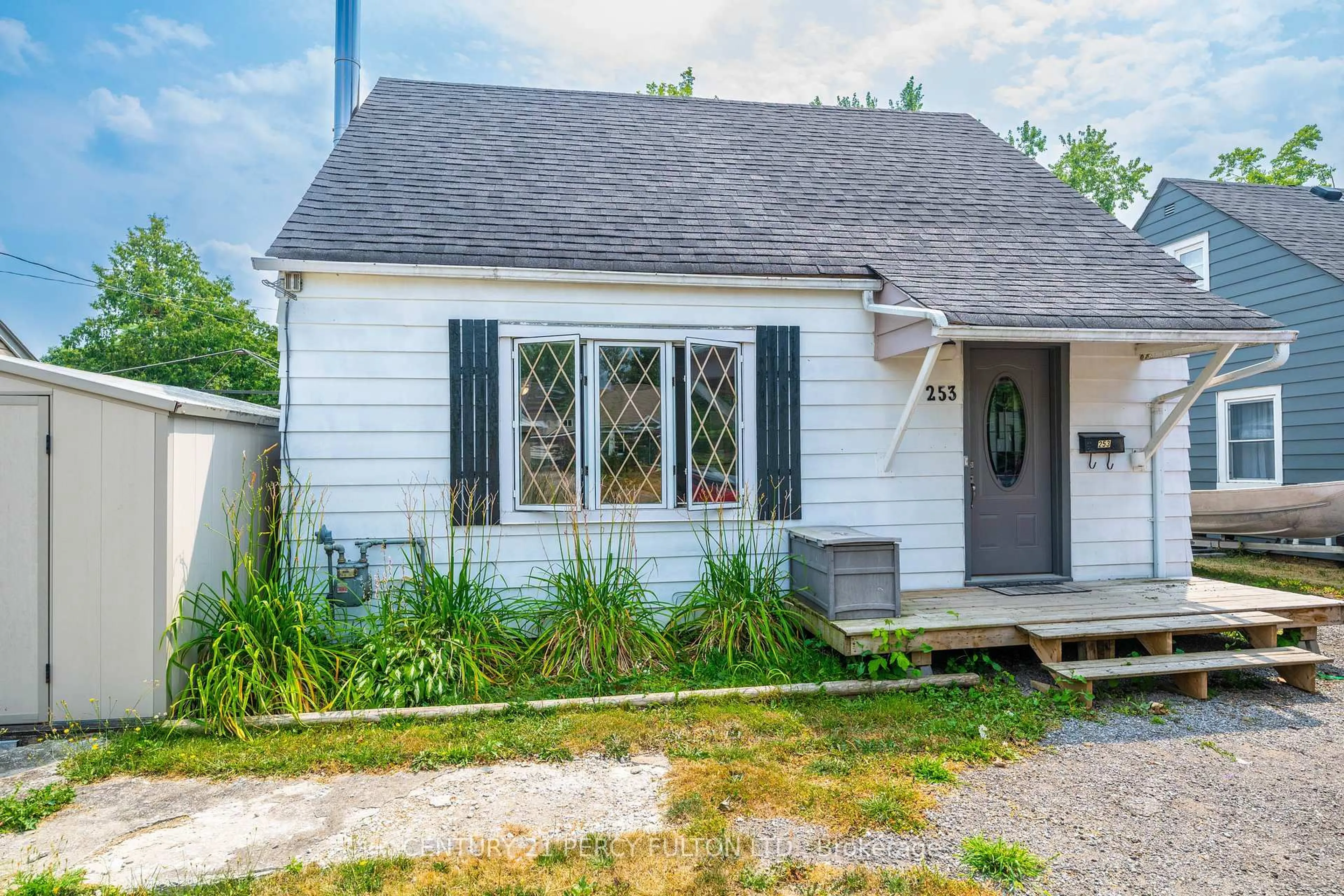 Home with vinyl exterior material, street for 253 Princess Elizabeth Cres, Kawartha Lakes Ontario K9V 1P2