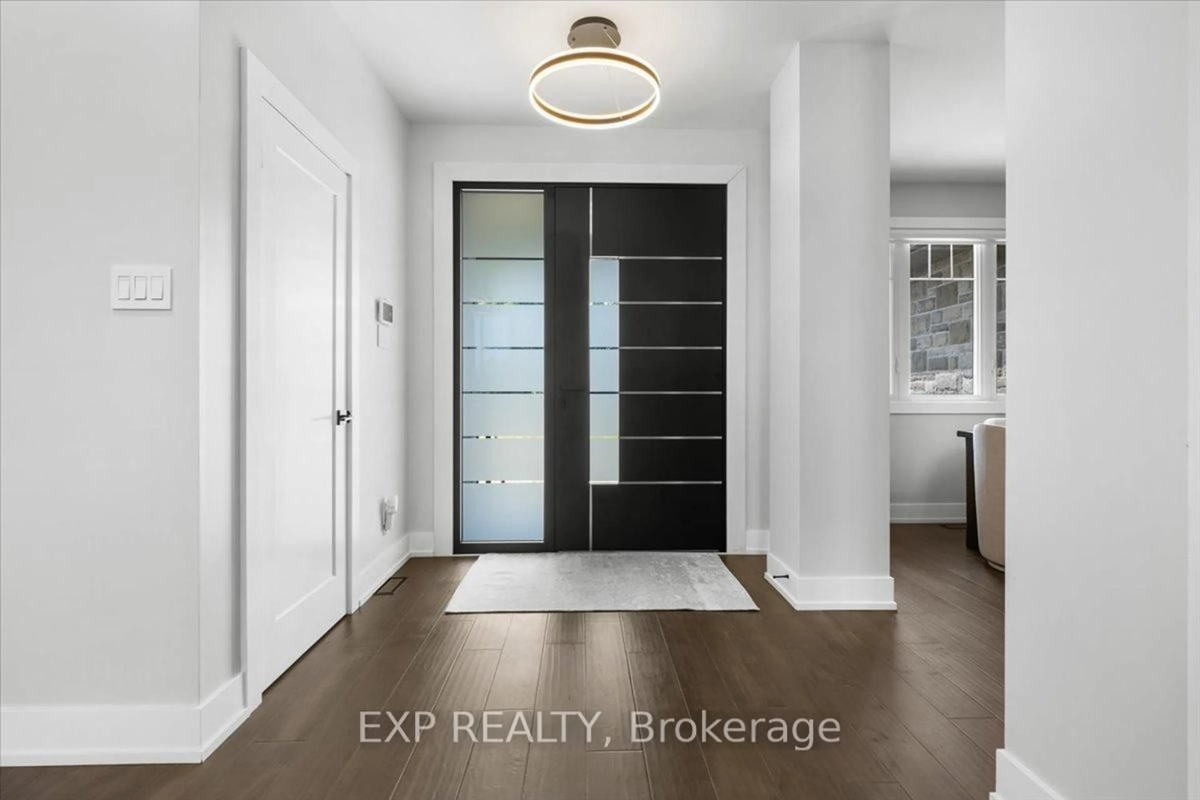 Indoor entryway for 1601 Lakeshore Dr, Ottawa Ontario K4P 0E9