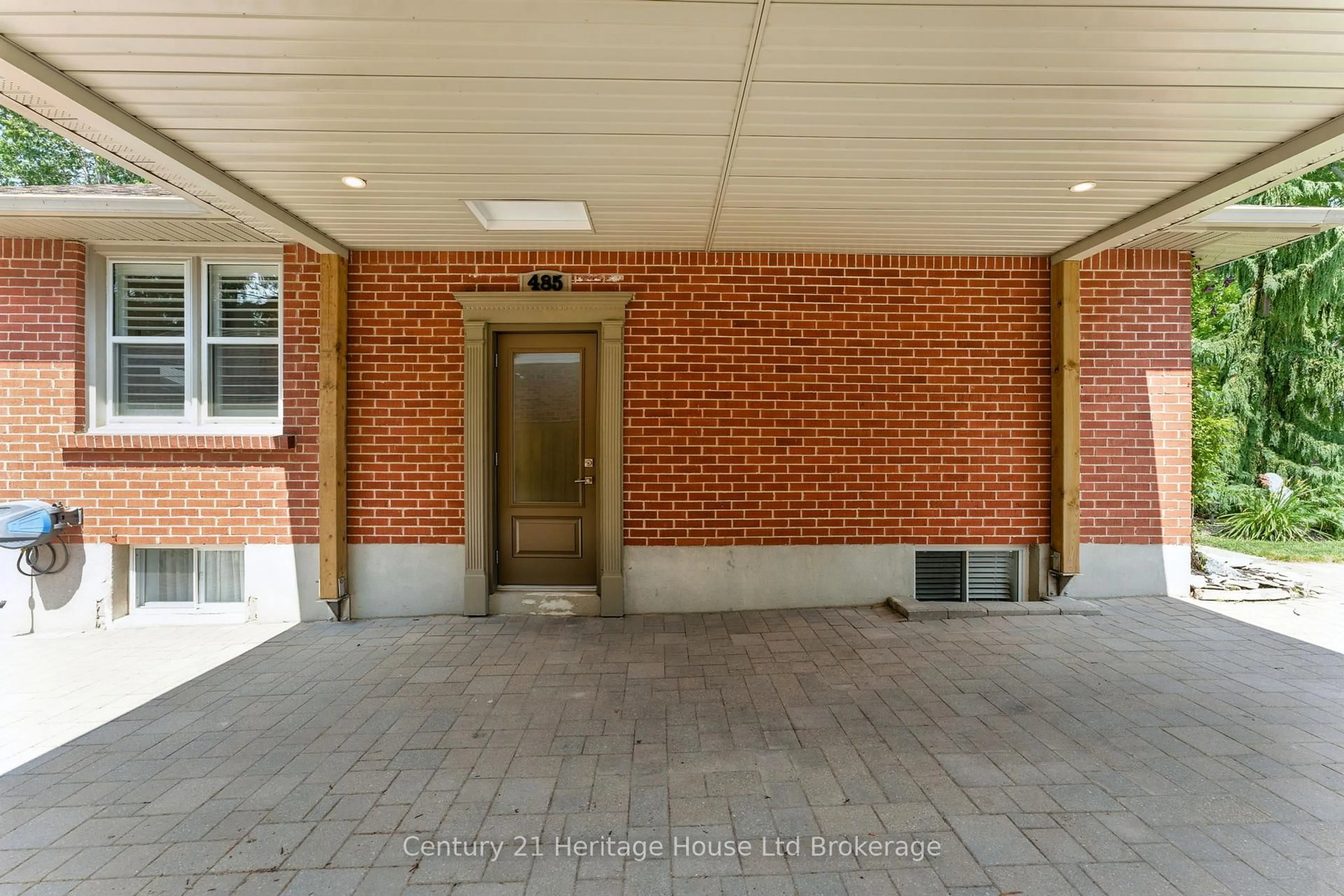 Indoor foyer for 485 Huron St, Woodstock Ontario N4S 7A9