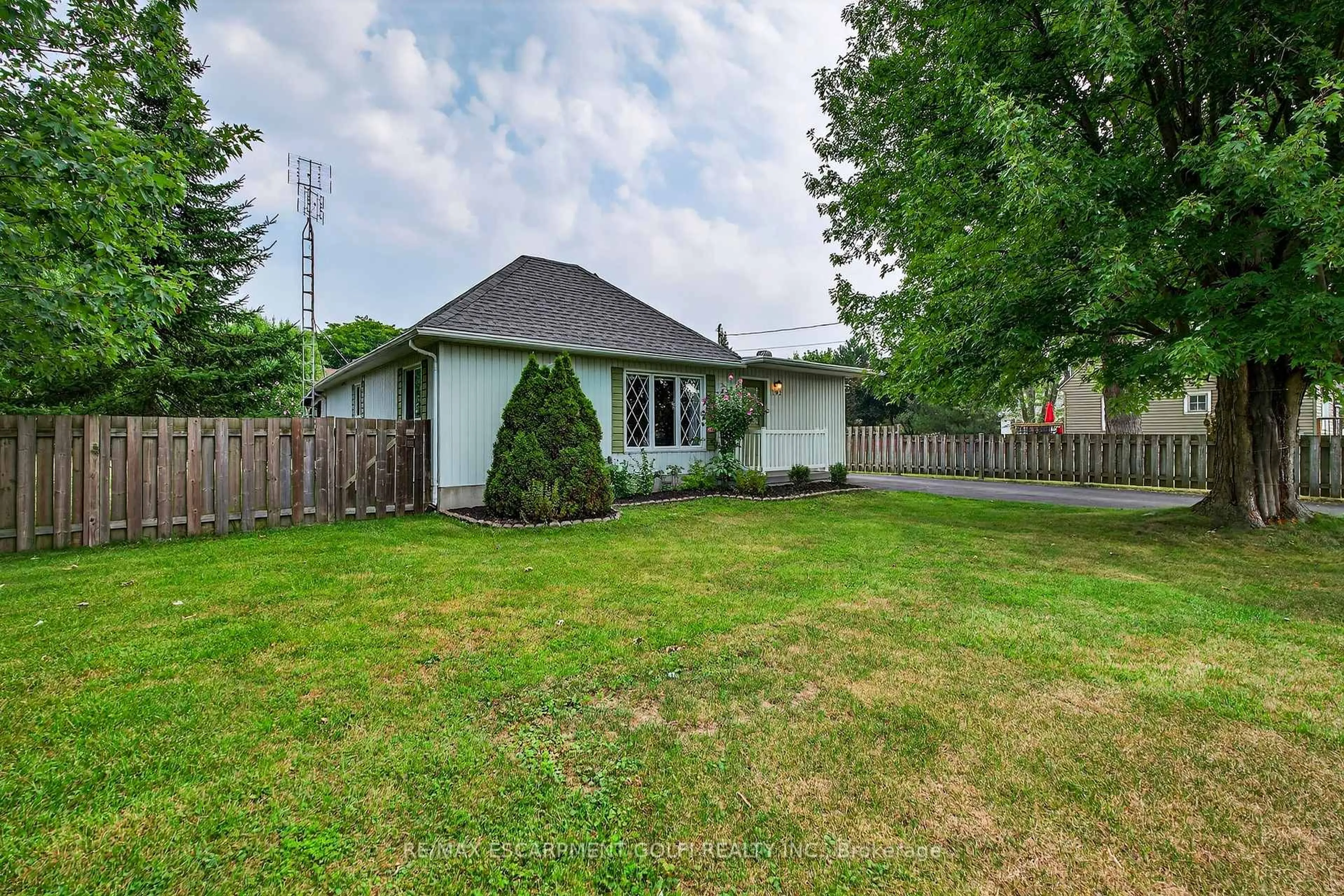 A pic from outside/outdoor area/front of a property/back of a property/a pic from drone, street for 190 Thorold Rd, Welland Ontario L3C 3V7