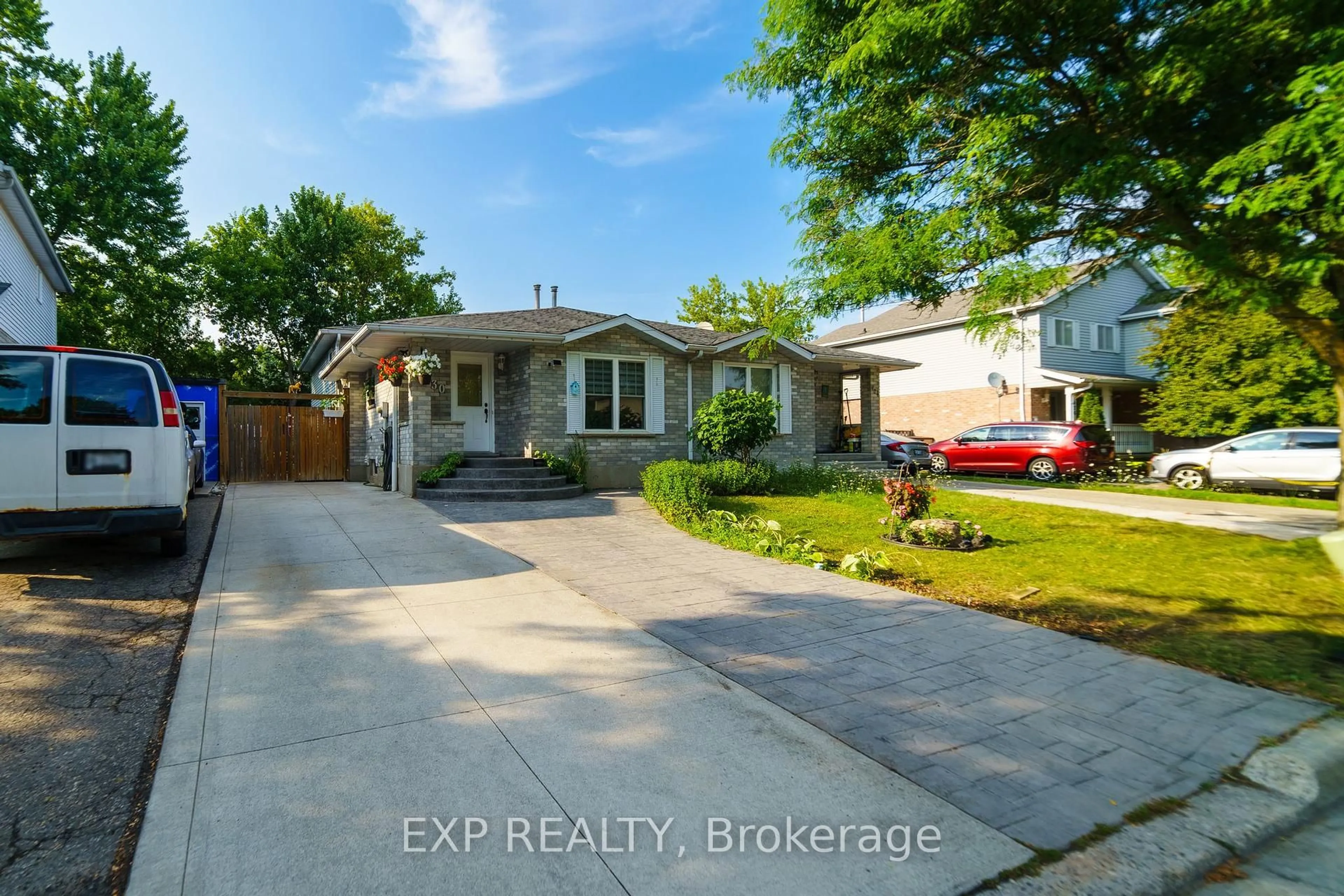 A pic from outside/outdoor area/front of a property/back of a property/a pic from drone, street for 430 Bankside Cres, Kitchener Ontario N2N 3E5