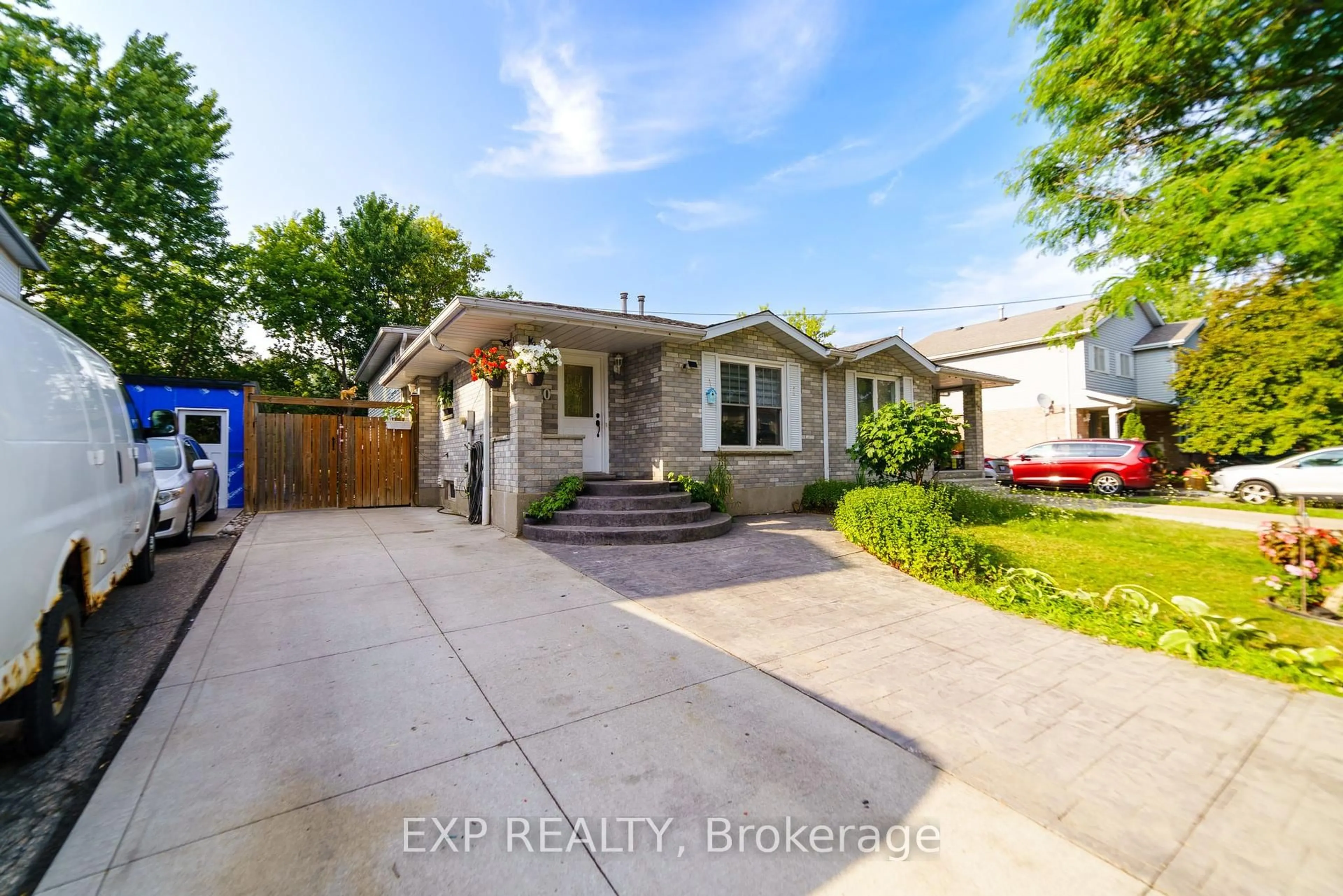 A pic from outside/outdoor area/front of a property/back of a property/a pic from drone, street for 430 Bankside Cres, Kitchener Ontario N2N 3E5