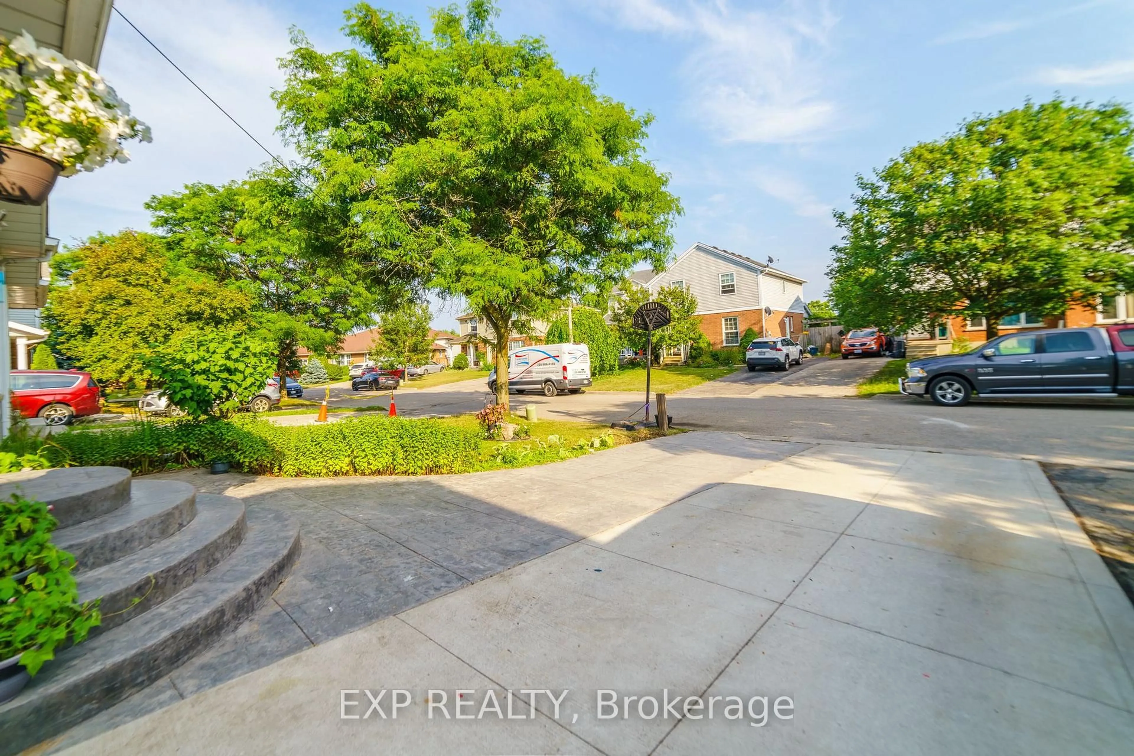 A pic from outside/outdoor area/front of a property/back of a property/a pic from drone, street for 430 Bankside Cres, Kitchener Ontario N2N 3E5
