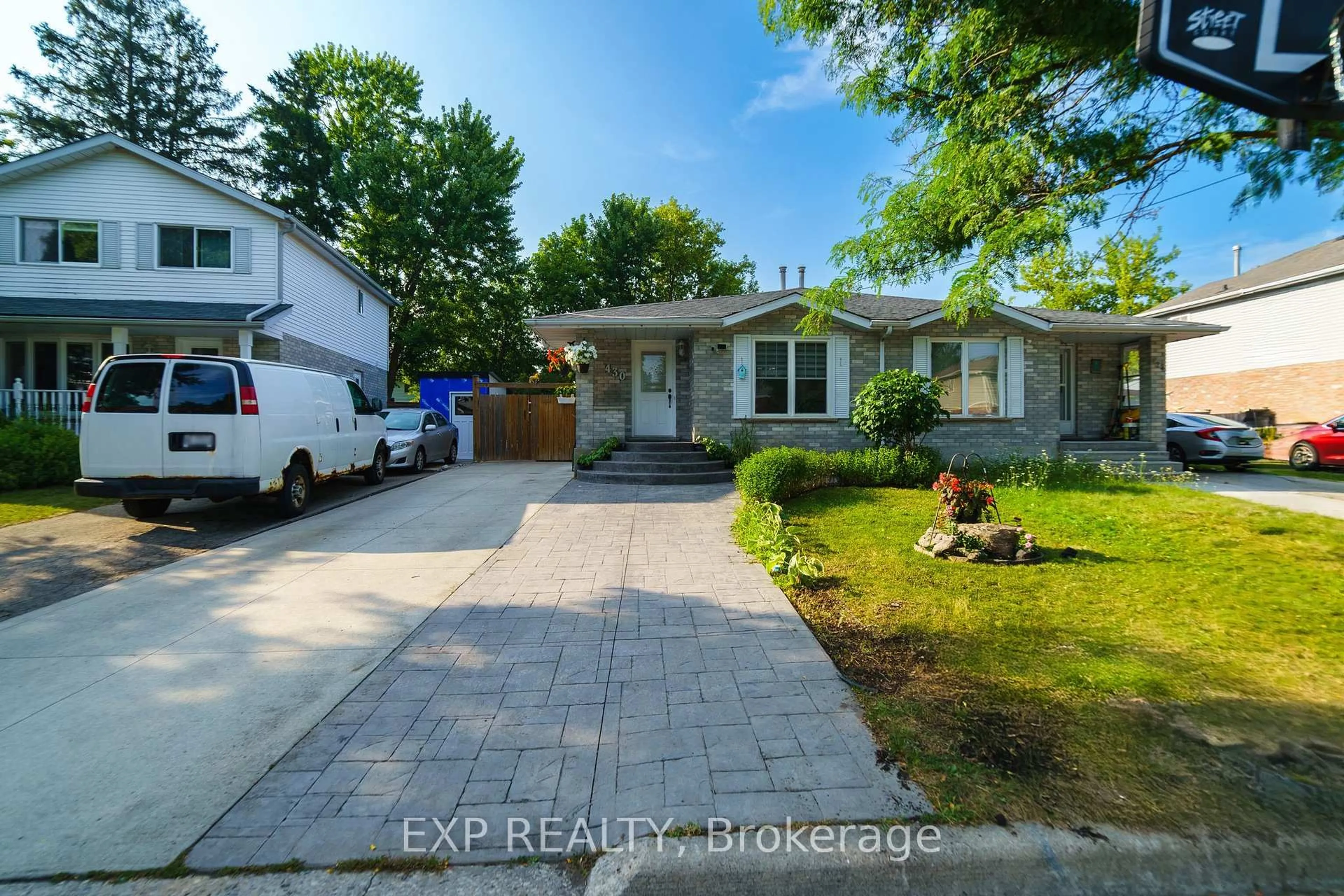 A pic from outside/outdoor area/front of a property/back of a property/a pic from drone, street for 430 Bankside Cres, Kitchener Ontario N2N 3E5