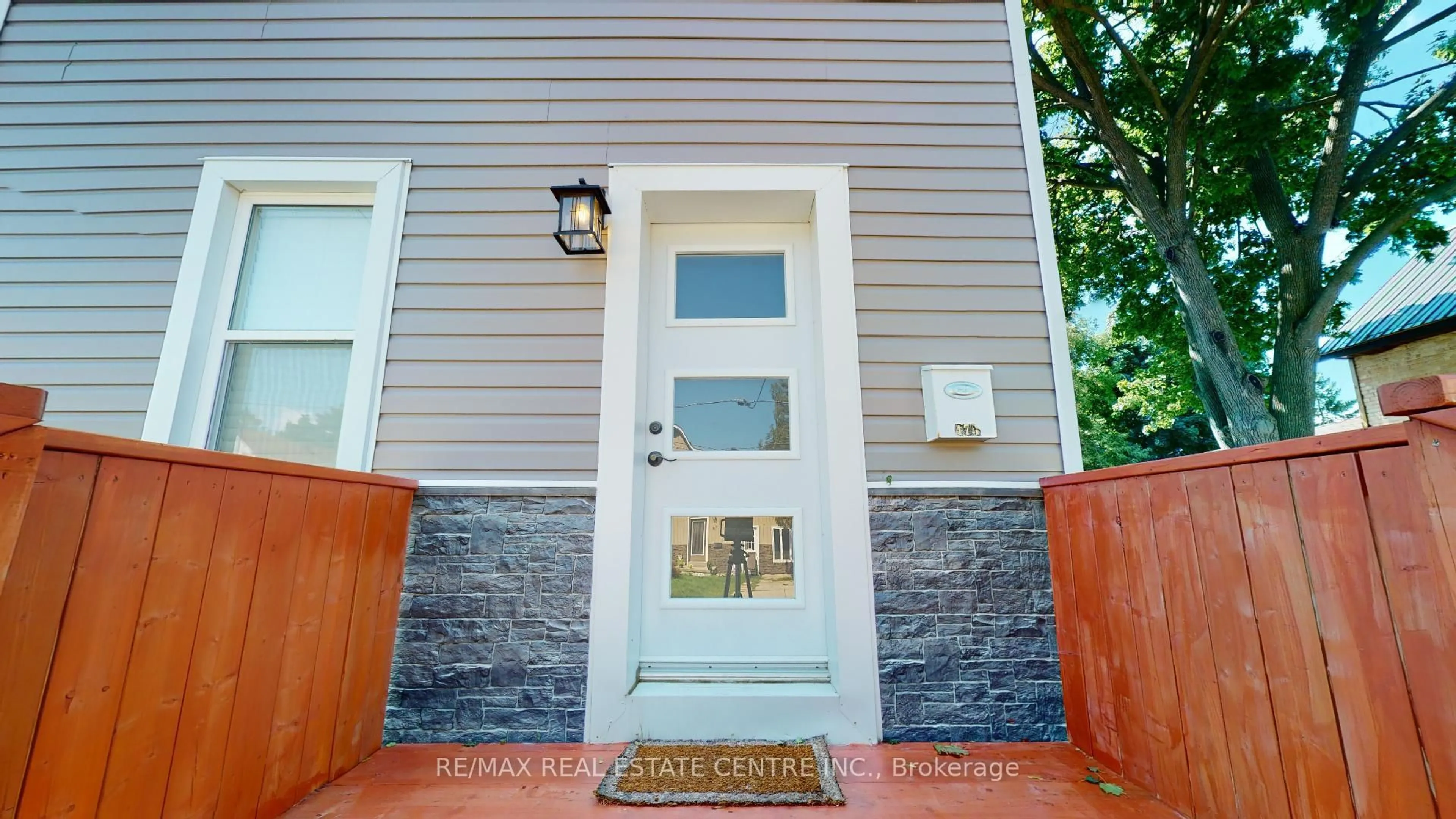 Unknown for 475 11th St, Hanover Ontario N4N 1S9