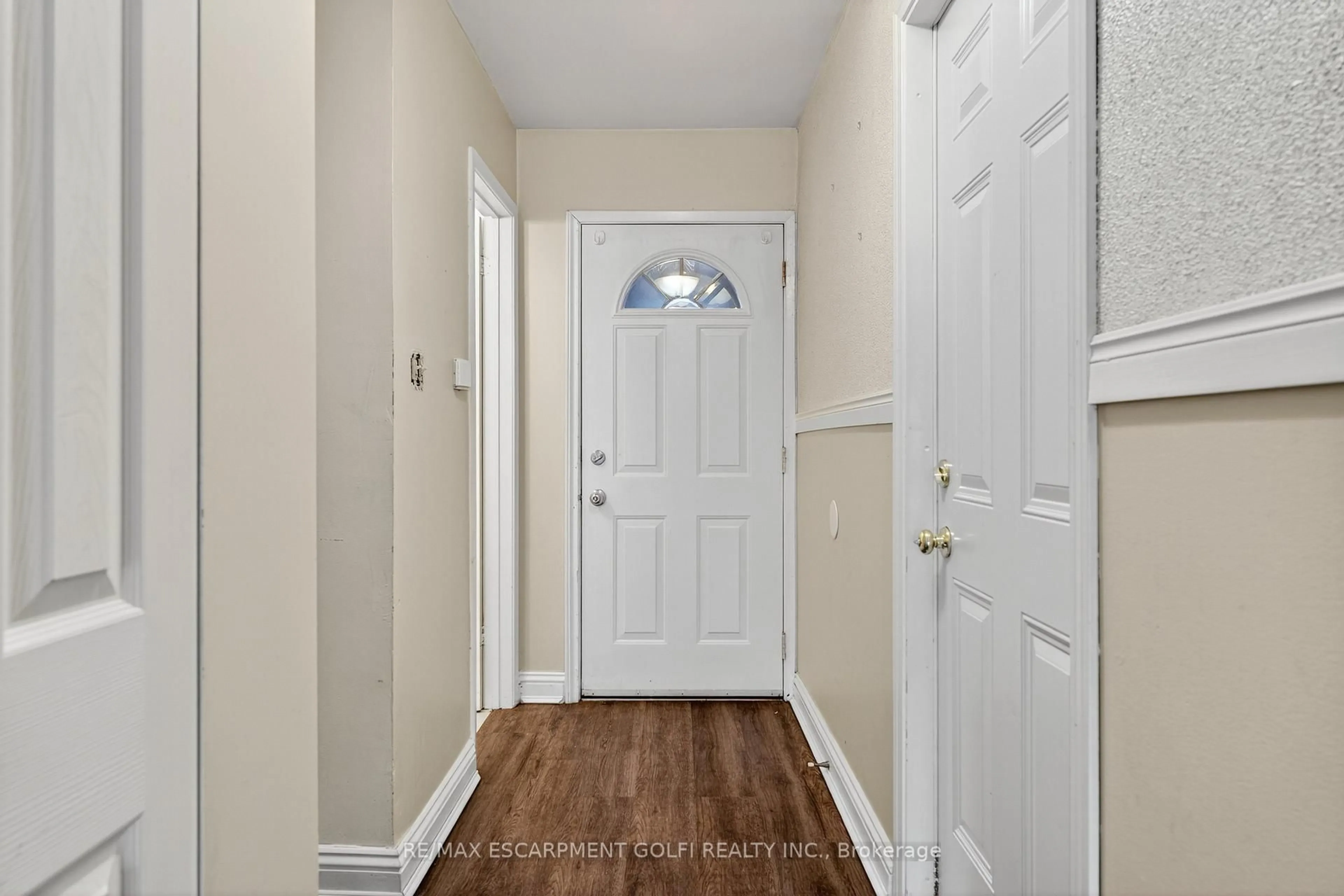 Indoor entryway for 59 Queenslea Dr #7, Hamilton Ontario L8W 1P6