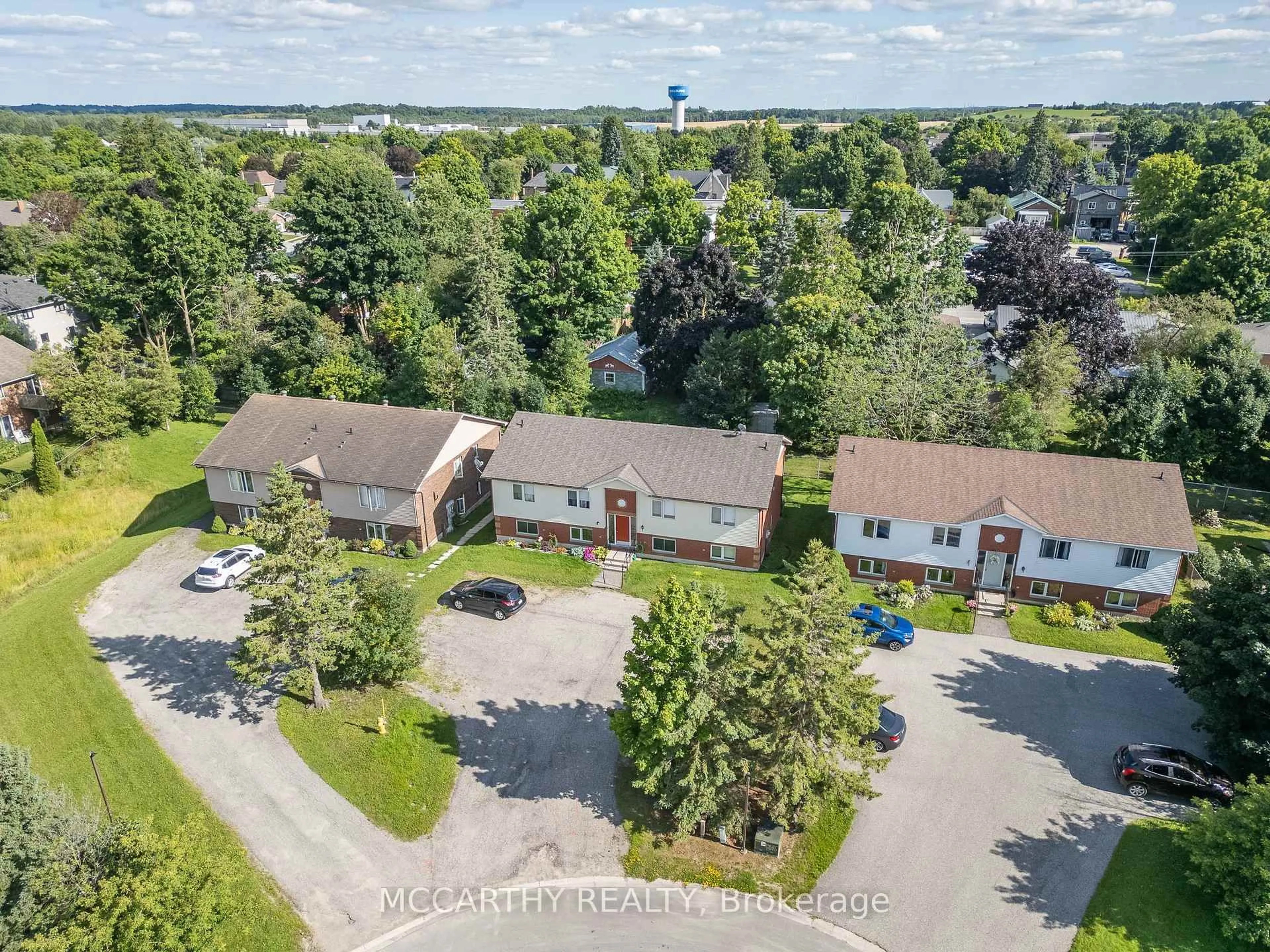 A pic from outside/outdoor area/front of a property/back of a property/a pic from drone, street for 209 Sarah Crt, Shelburne Ontario L9V 2Z8