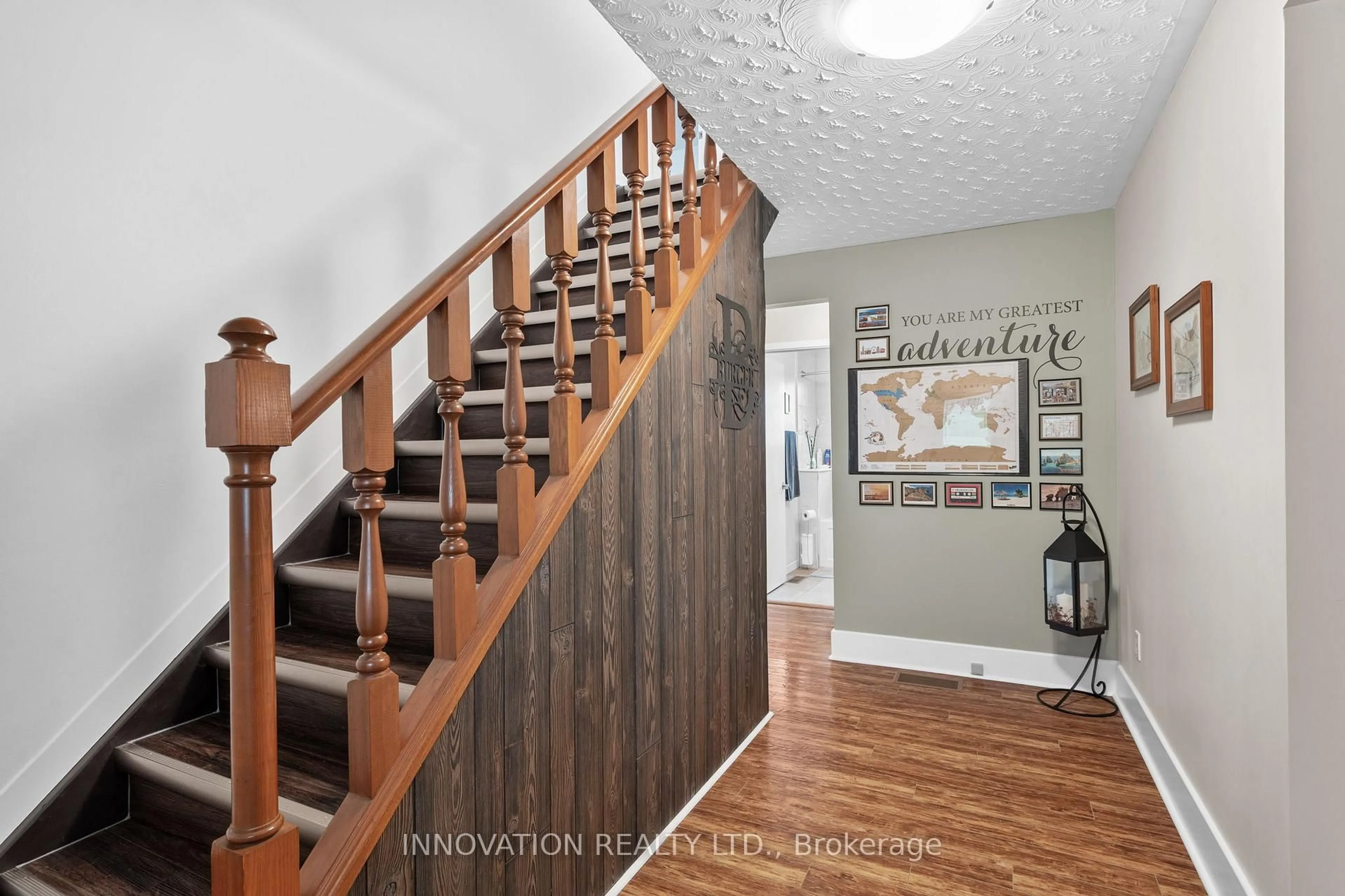 Indoor entryway for 1424 Notre Dame St, Russell Ontario K0A 1W0