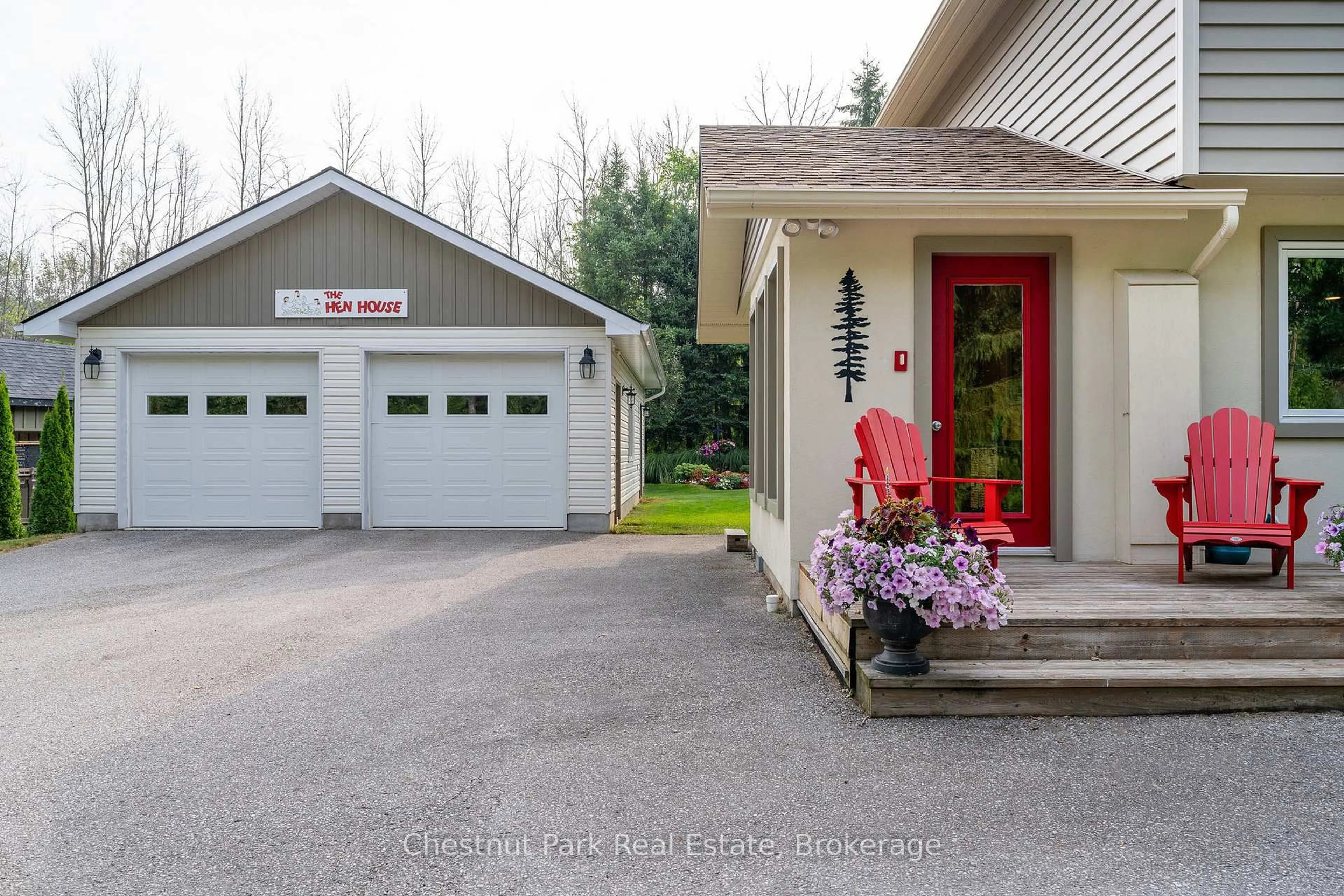 Indoor garage for 119 Martin Grve, Blue Mountains Ontario L9Y 0N5