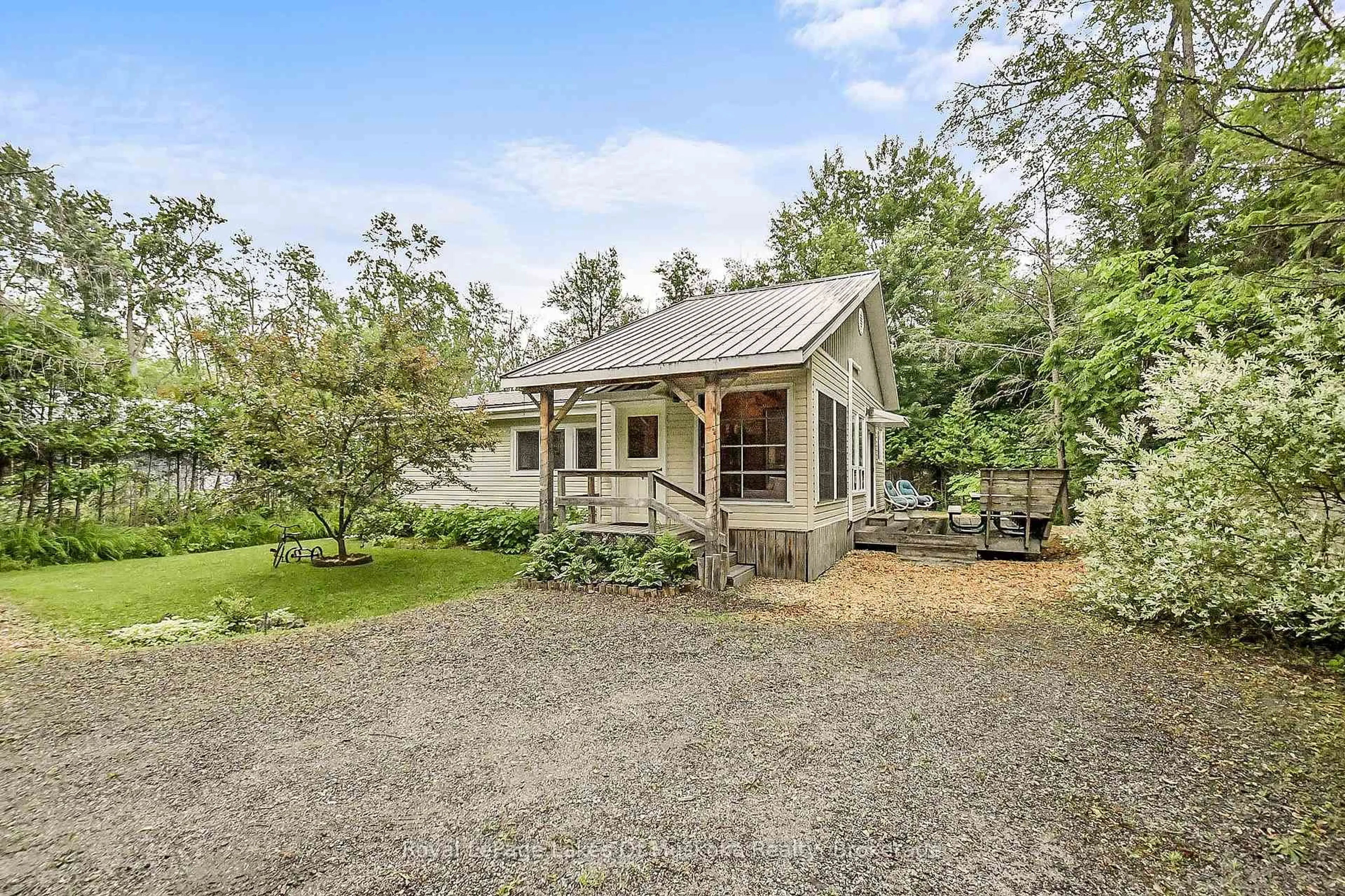 A pic from outside/outdoor area/front of a property/back of a property/a pic from drone, unknown for 1009 Kirbys Beach Rd, Bracebridge Ontario P1L 1X2