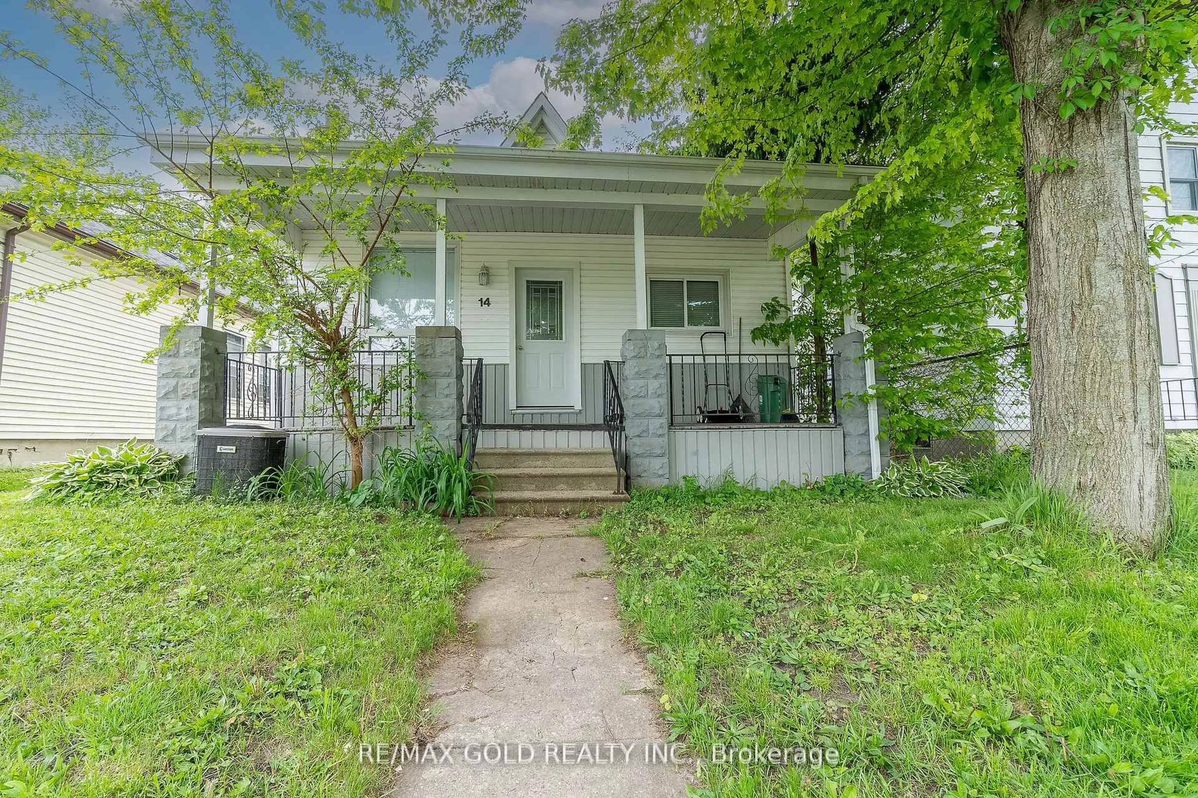 A pic from outside/outdoor area/front of a property/back of a property/a pic from drone, street for 14 Wyatt St, London North Ontario N6H 1A7