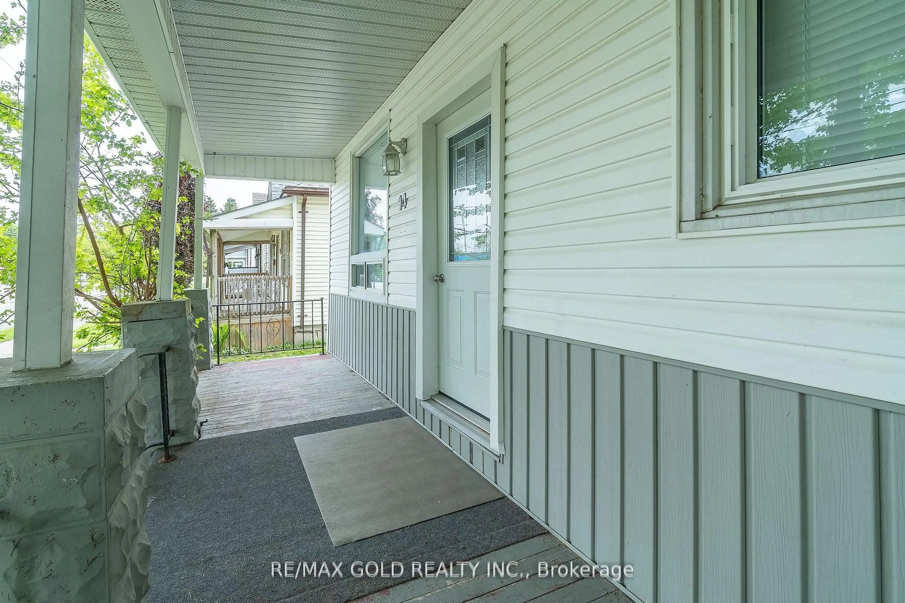 Indoor entryway for 14 Wyatt St, London North Ontario N6H 1A7