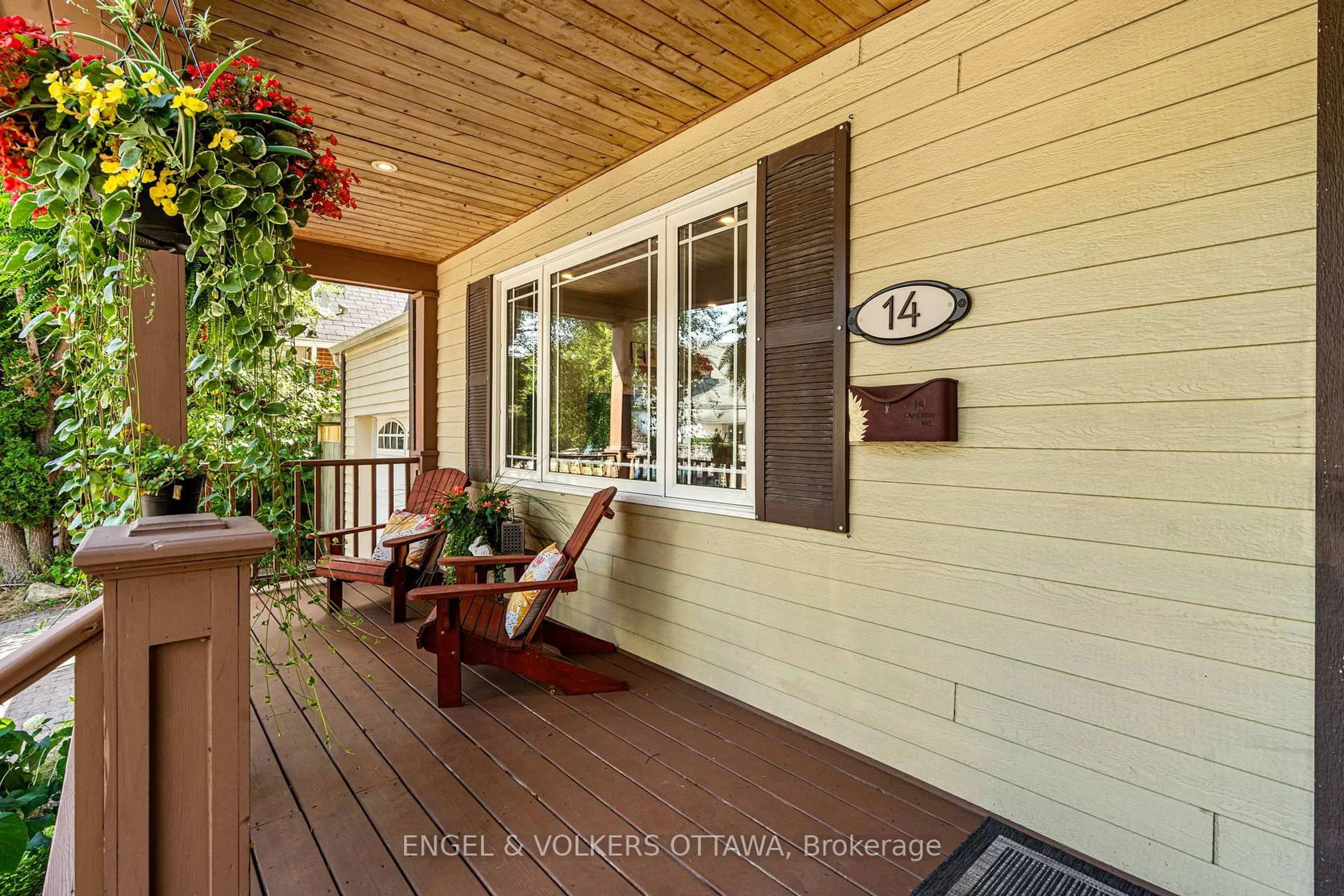 Indoor entryway for 14 Cameron Ave, Ottawa Ontario K1S 0W7