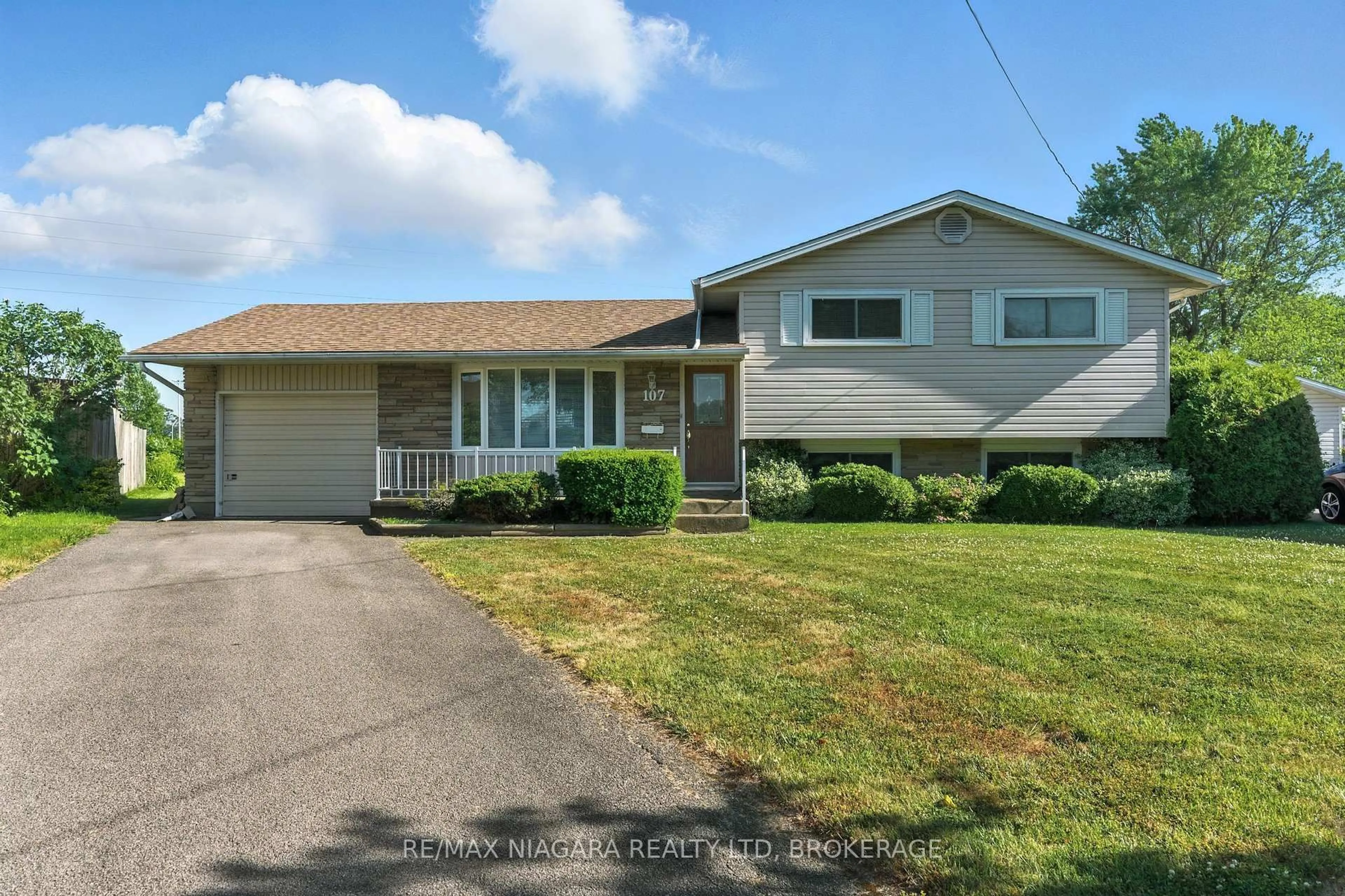 Home with vinyl exterior material, street for 107 Harrison Ave, Welland Ontario L3B 1C3